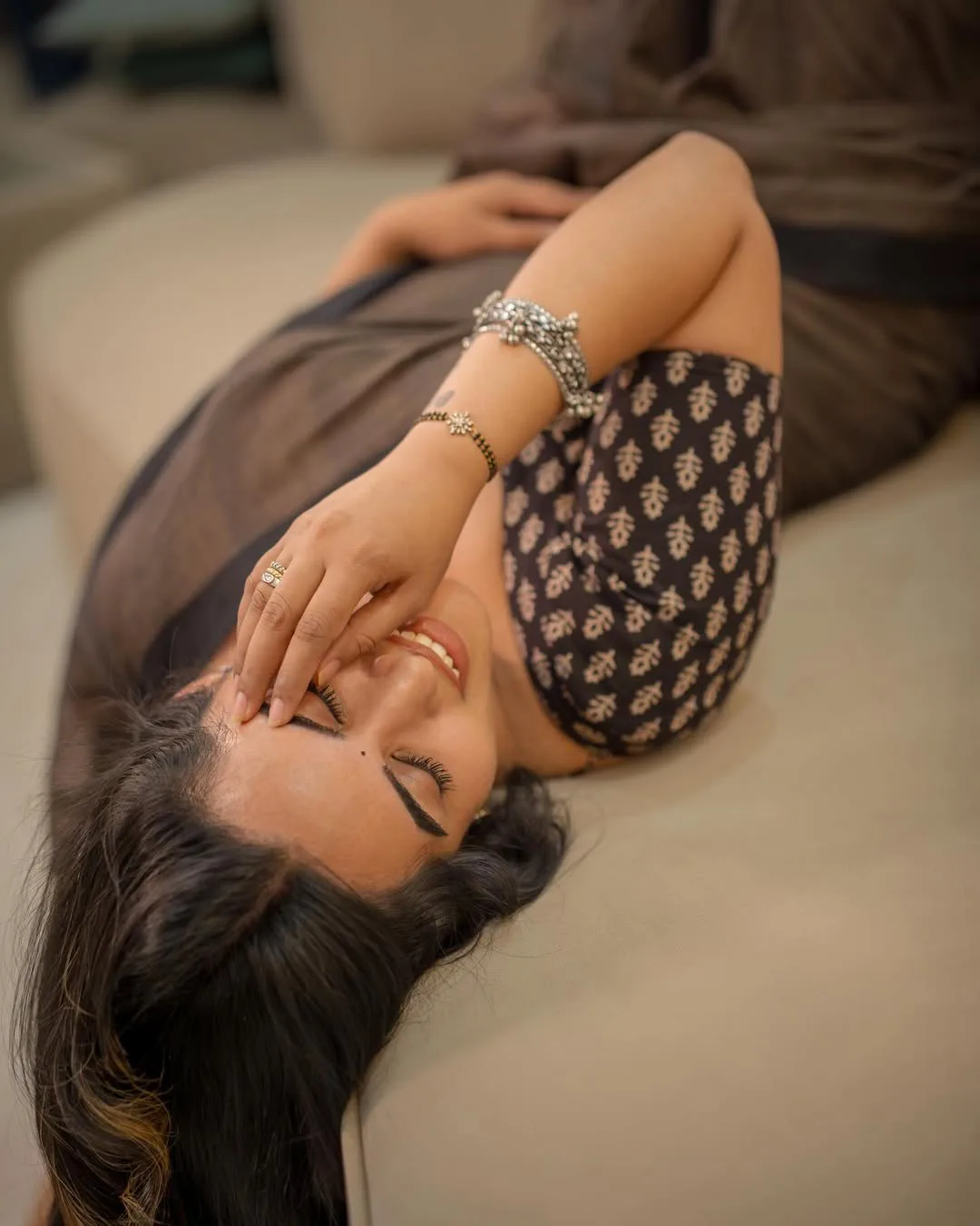anchor sravanthi chokkarapu stunning looks in saree