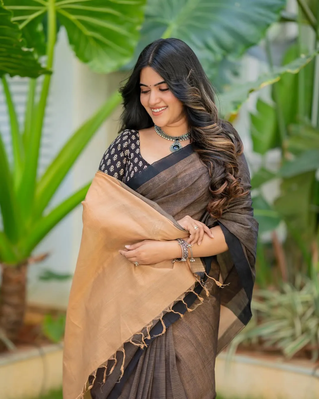 anchor sravanthi chokkarapu stunning looks in saree