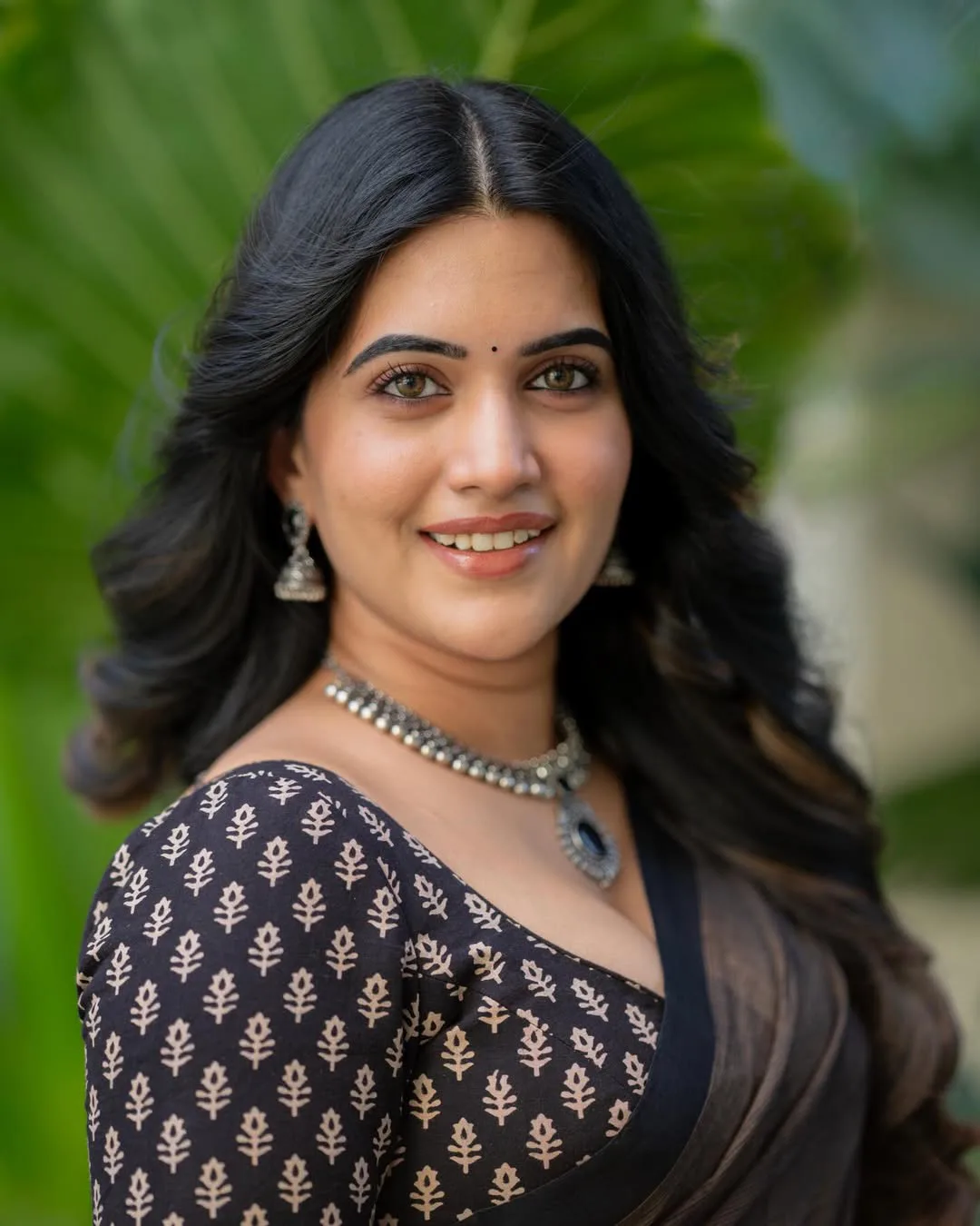 anchor sravanthi chokkarapu stunning looks in saree