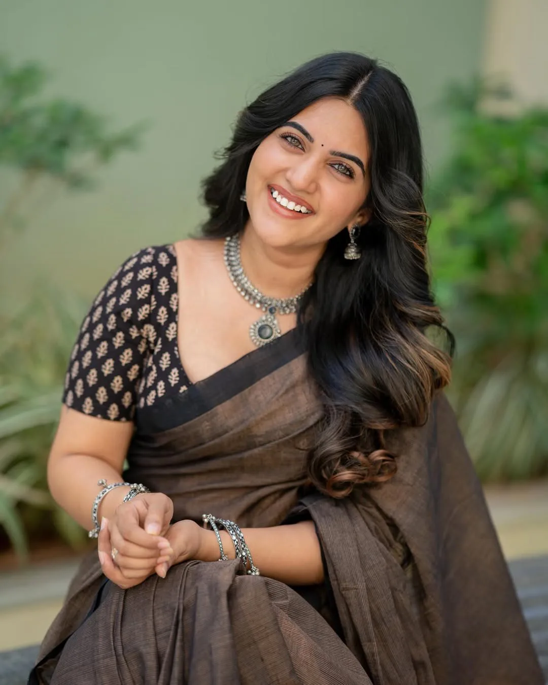 anchor sravanthi chokkarapu stunning looks in saree