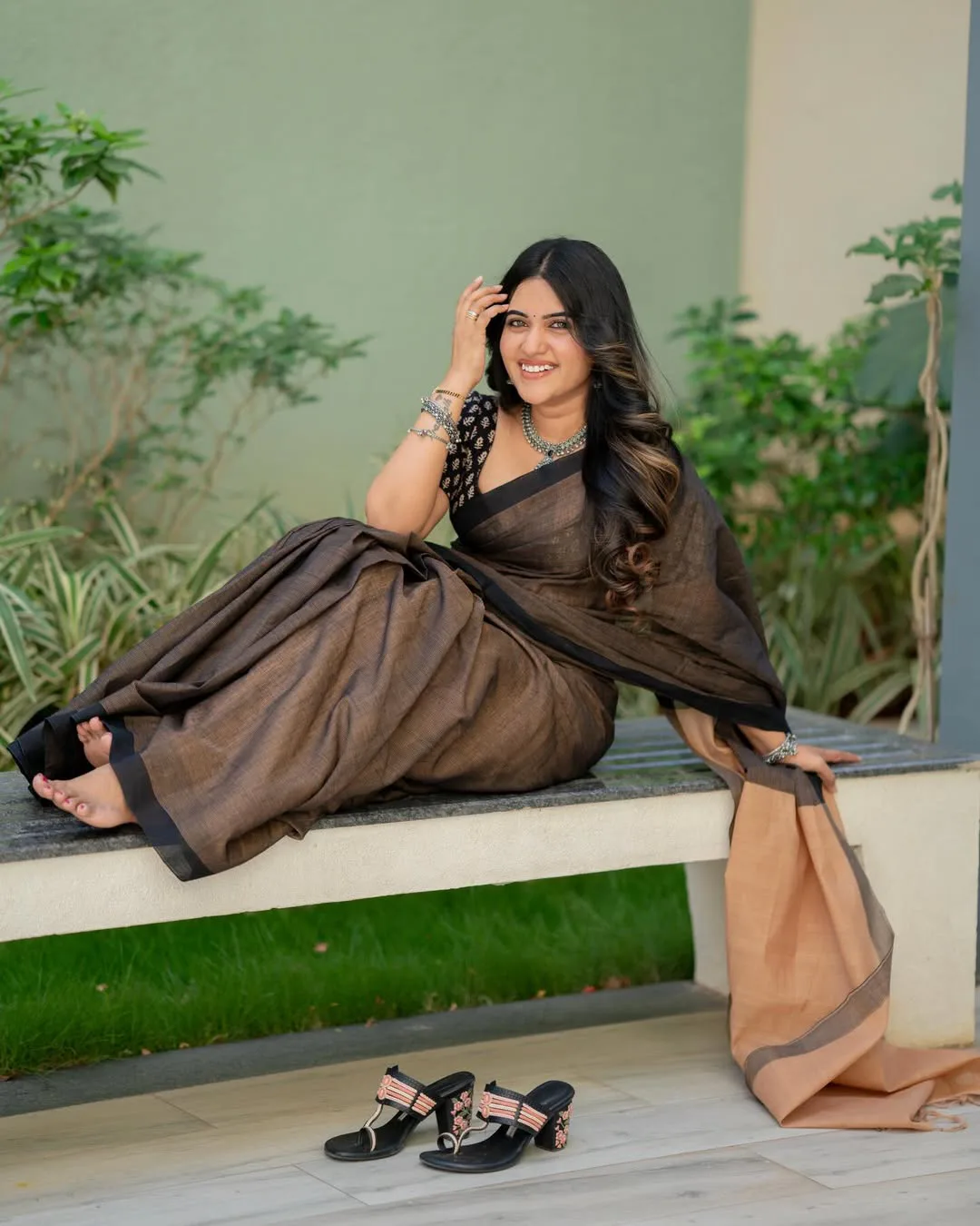 anchor sravanthi chokkarapu stunning looks in saree
