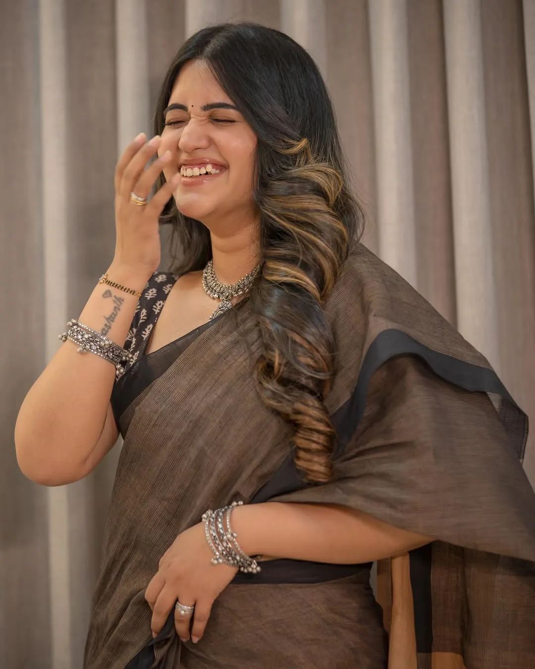 anchor sravanthi chokkarapu stunning looks in saree