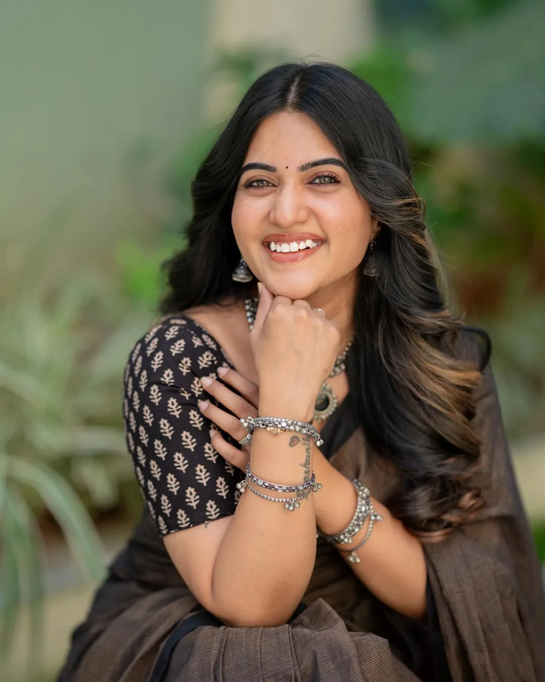 anchor sravanthi chokkarapu stunning looks in saree