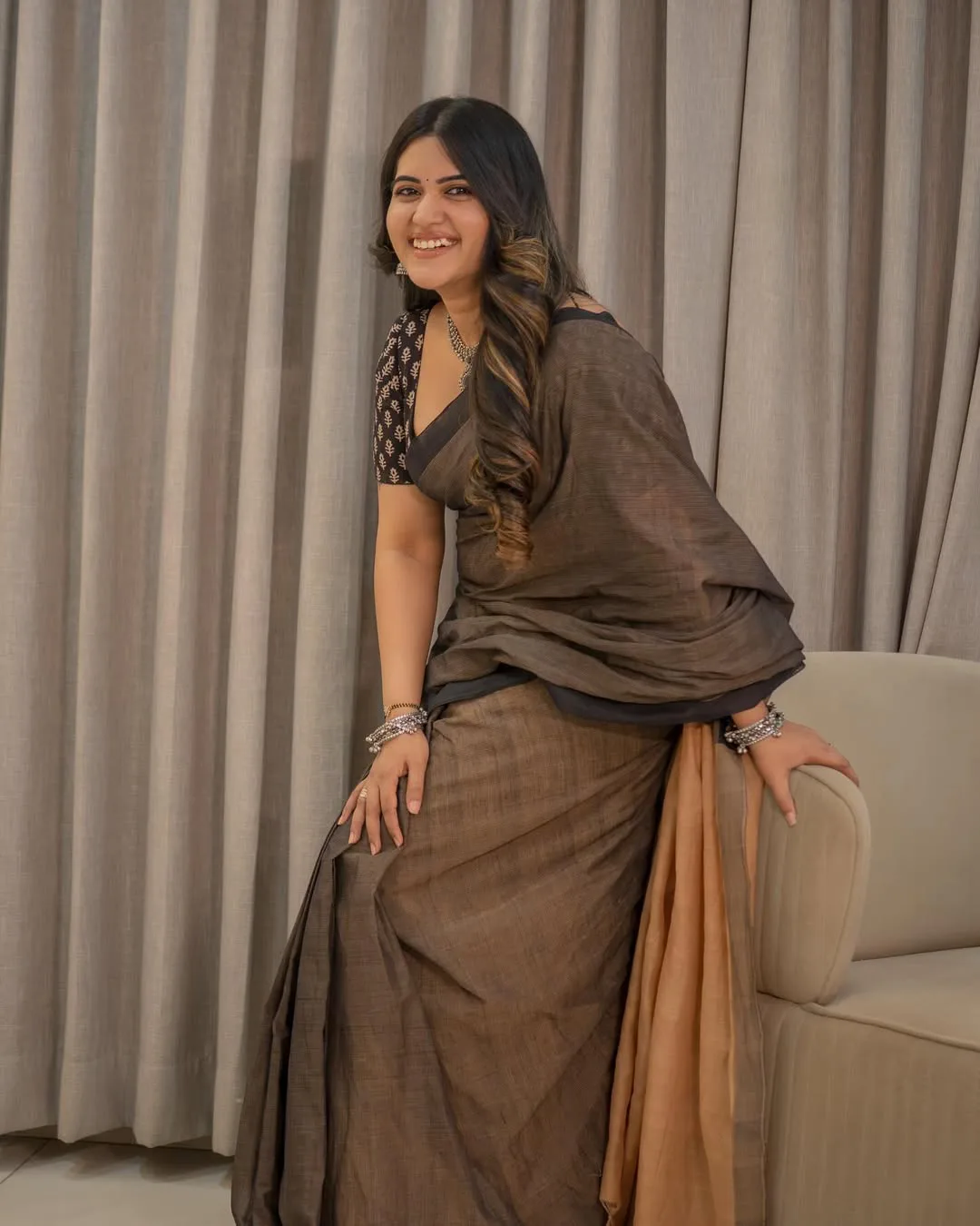 anchor sravanthi chokkarapu stunning looks in saree