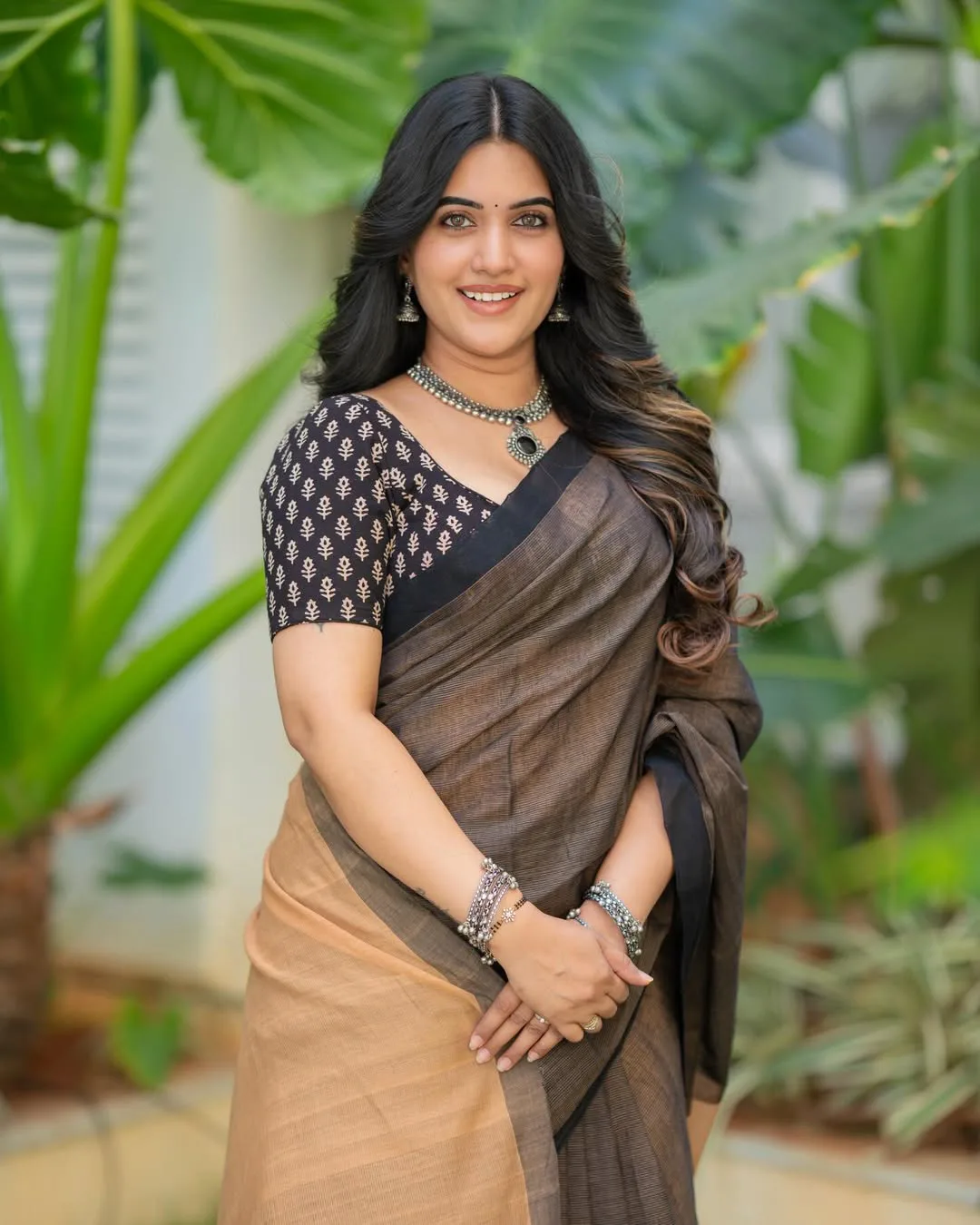 anchor sravanthi chokkarapu stunning looks in saree