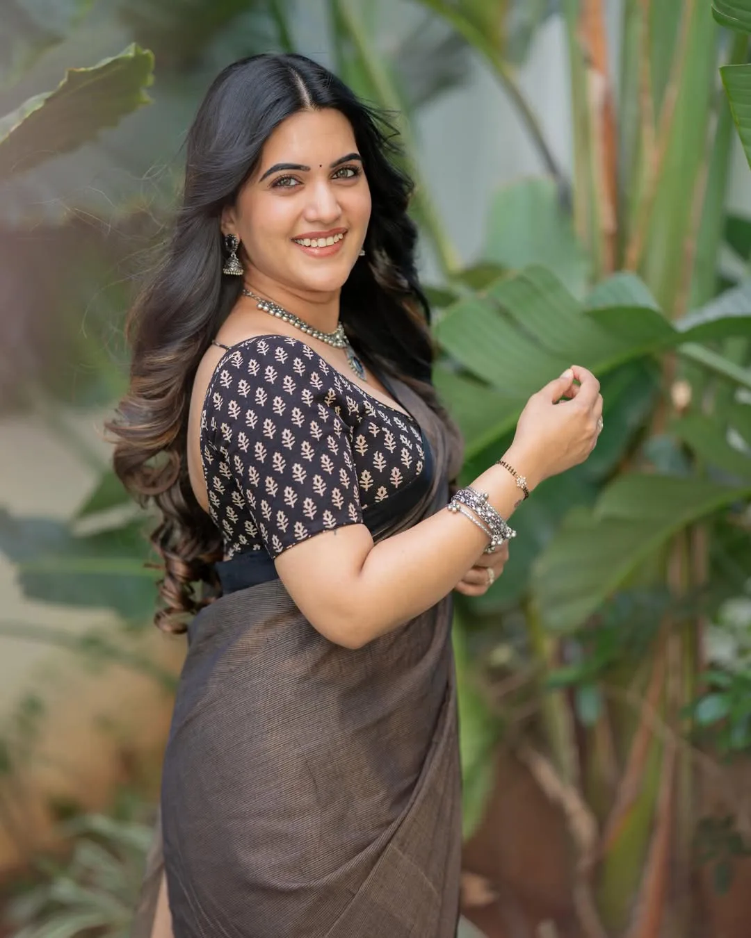 anchor sravanthi chokkarapu stunning looks in saree