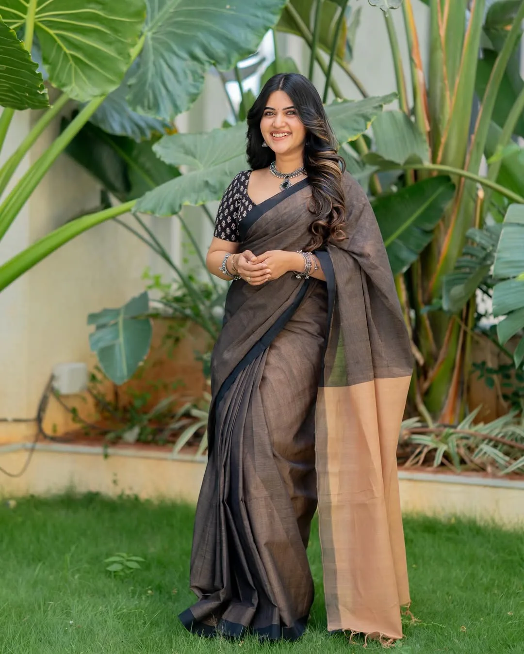 anchor sravanthi chokkarapu stunning looks in saree