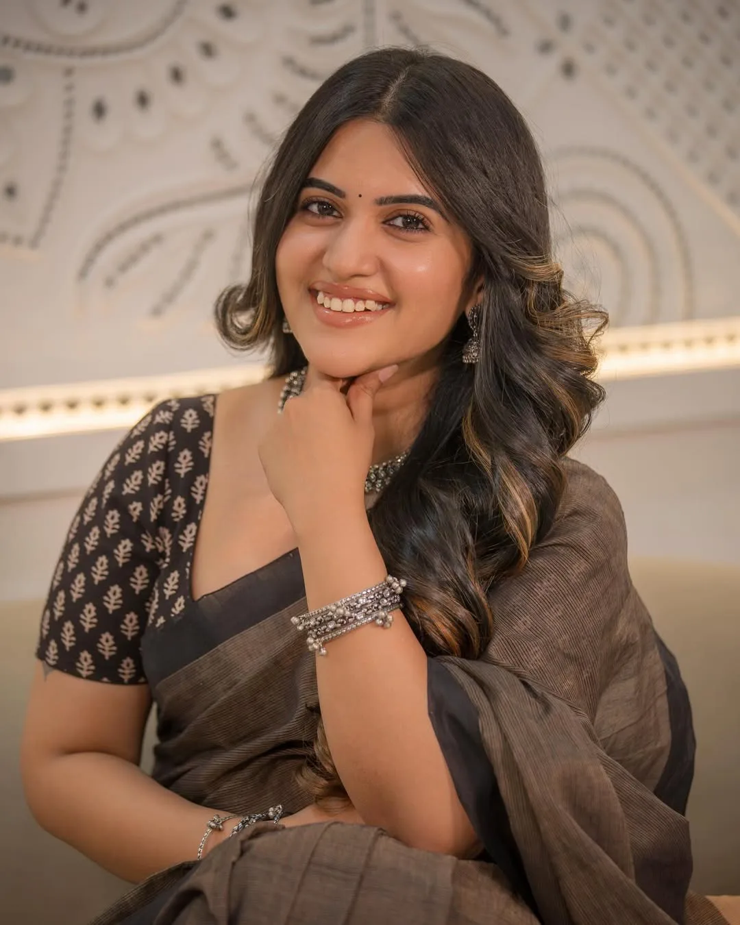 anchor sravanthi chokkarapu stunning looks in saree