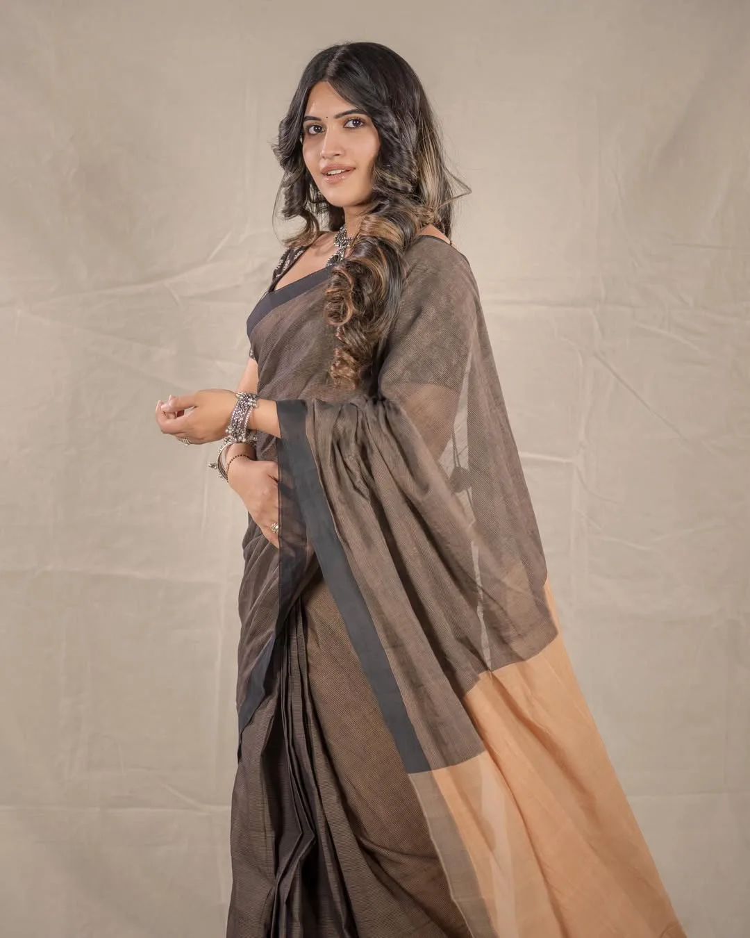 anchor sravanthi chokkarapu stunning looks in saree