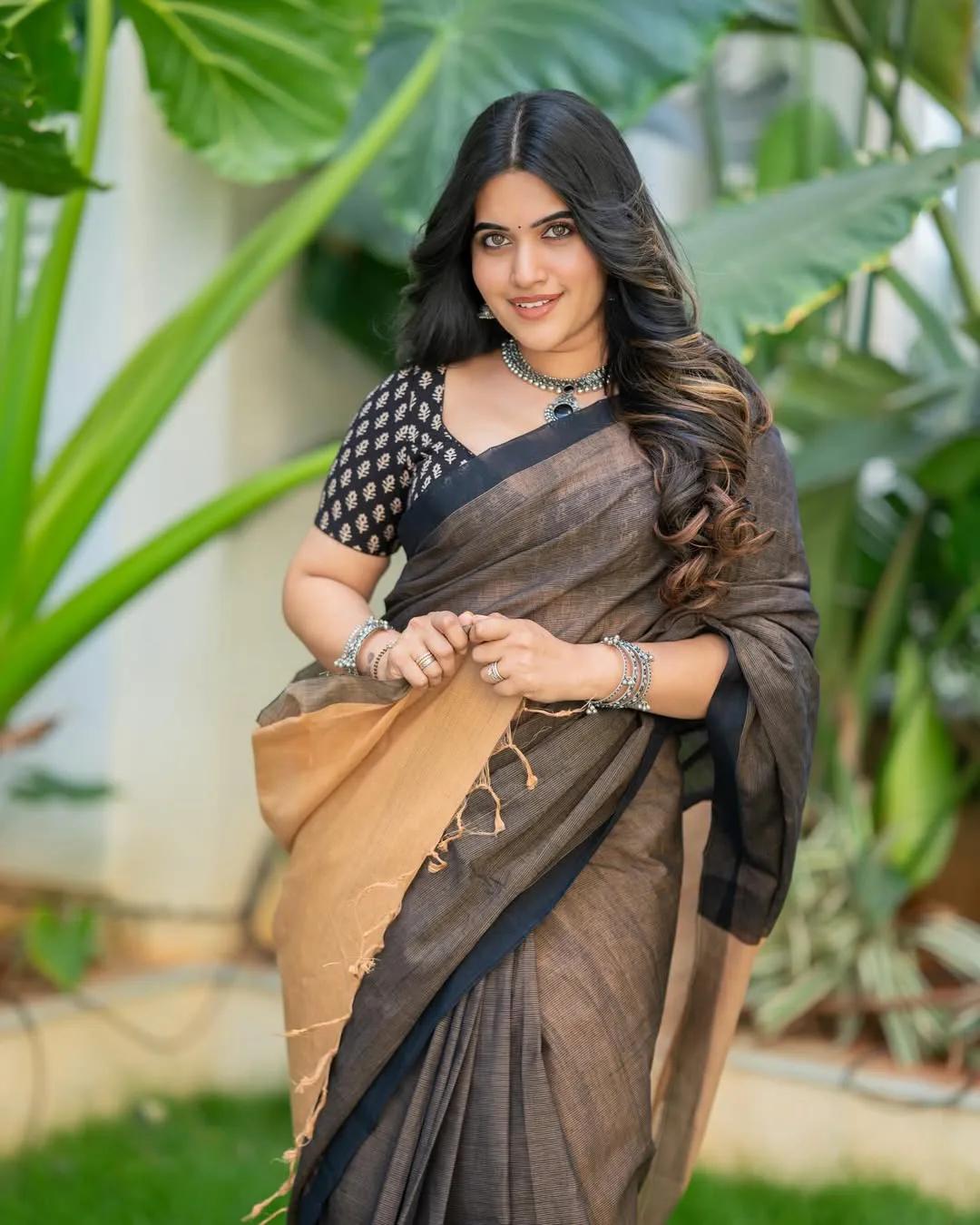 anchor sravanthi chokkarapu stunning looks in saree