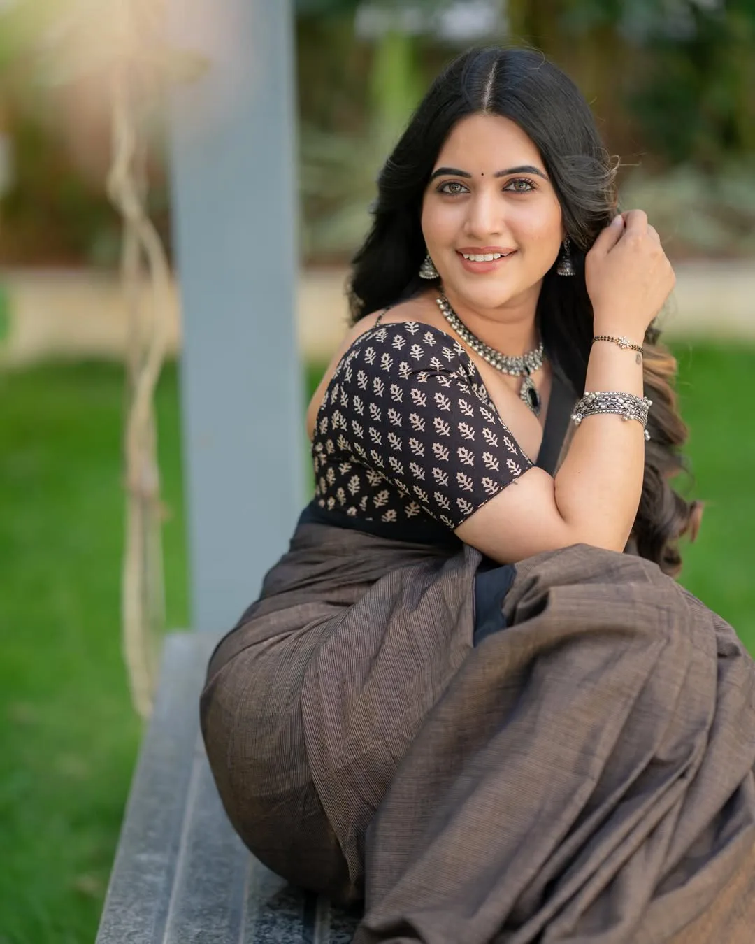anchor sravanthi chokkarapu stunning looks in saree