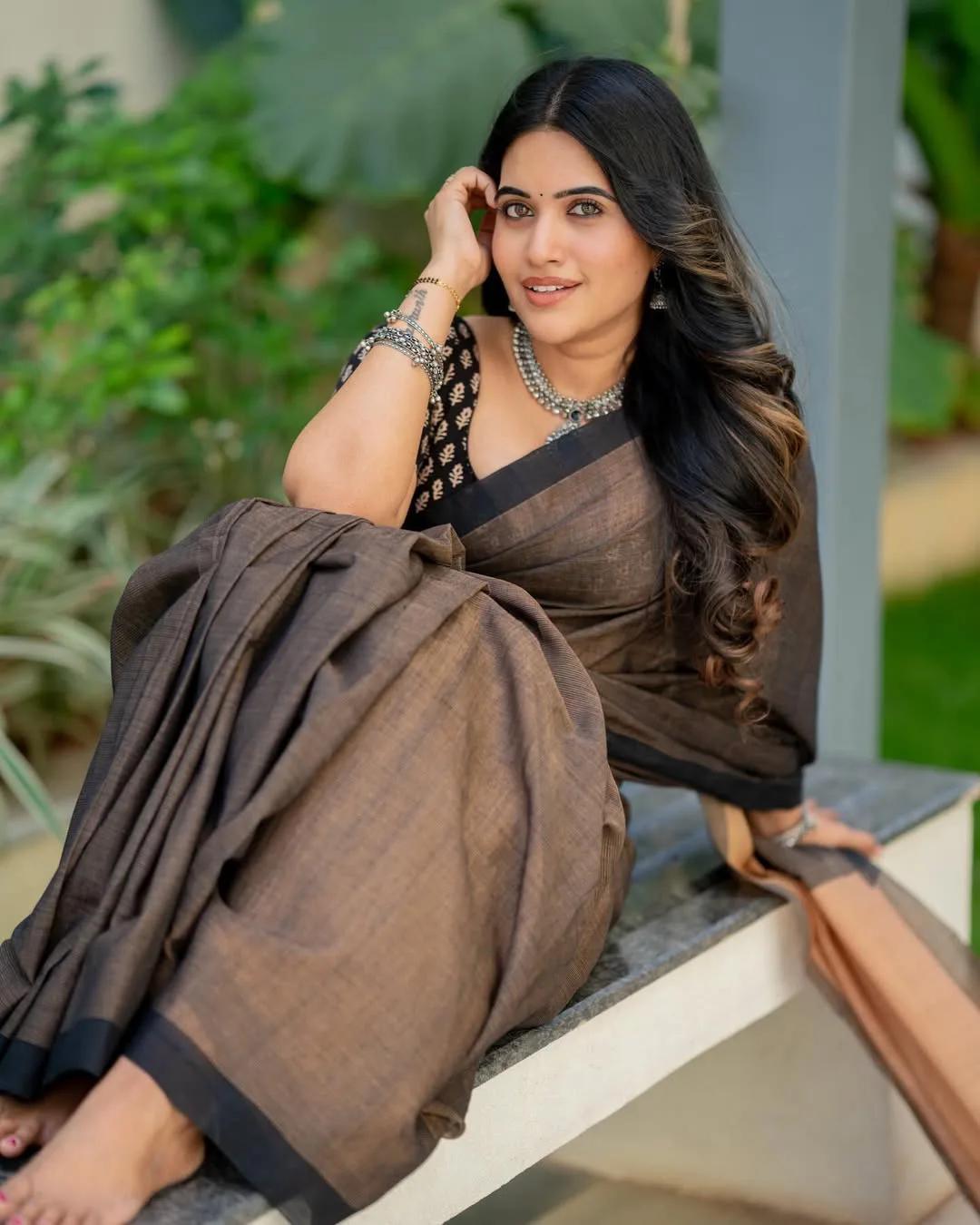 anchor sravanthi chokkarapu stunning looks in saree
