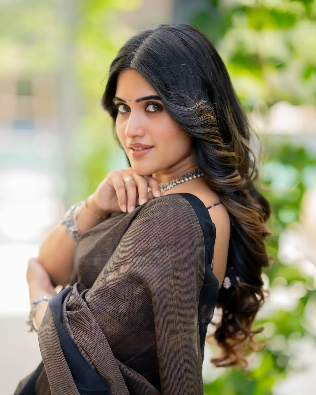 anchor sravanthi chokkarapu stunning looks in saree
