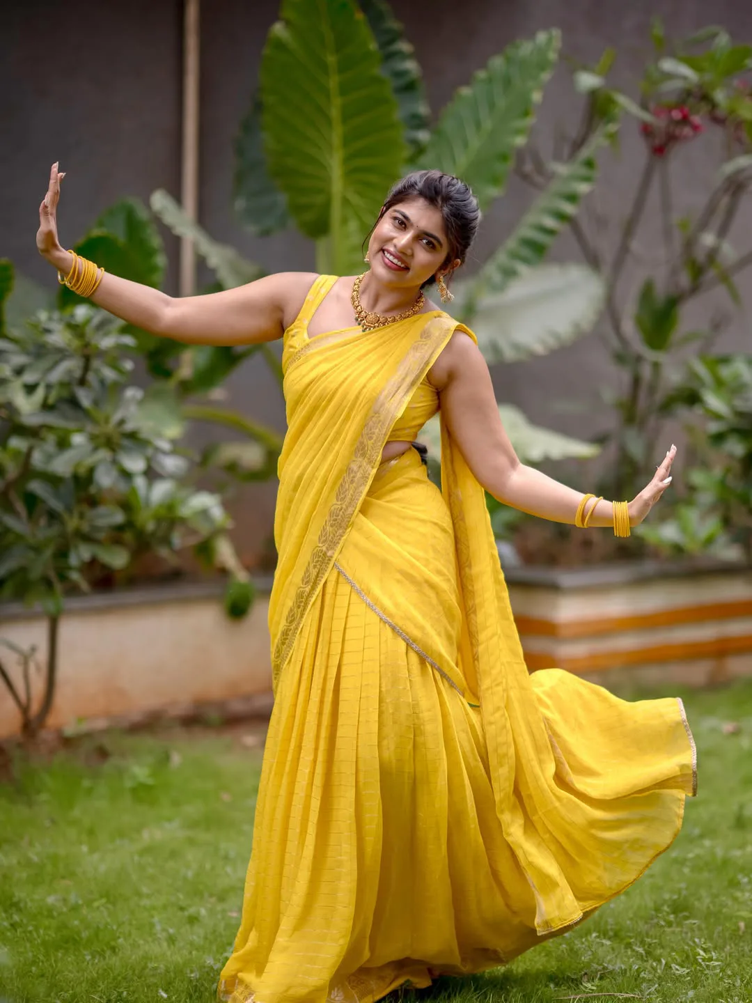 bigg boss fame rithu chowdary stunning looks in yellow dress