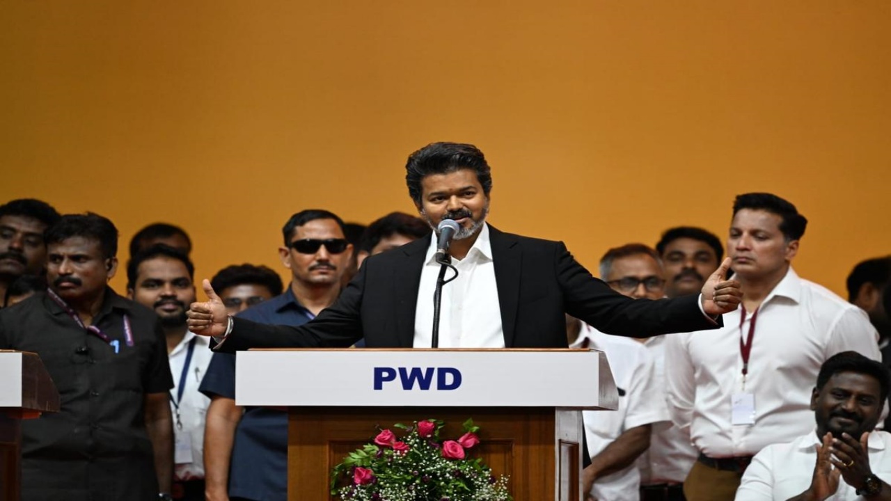 Vijay Oath Taking Row : విజయ్ ప్రమాణ స్వీకారంలో వివాదం.. తమిళ సంస్కృతికి విరుద్ధమంటూ విమర్శలు