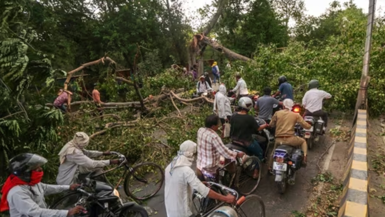 Uttar pradesh : యూపీలో వర్షాల బీభత్సం.. 60మందికిపైగా మృతి.. సీఎం యోగి ఆధిత్యనాథ్ కీలక నిర్ణయం..