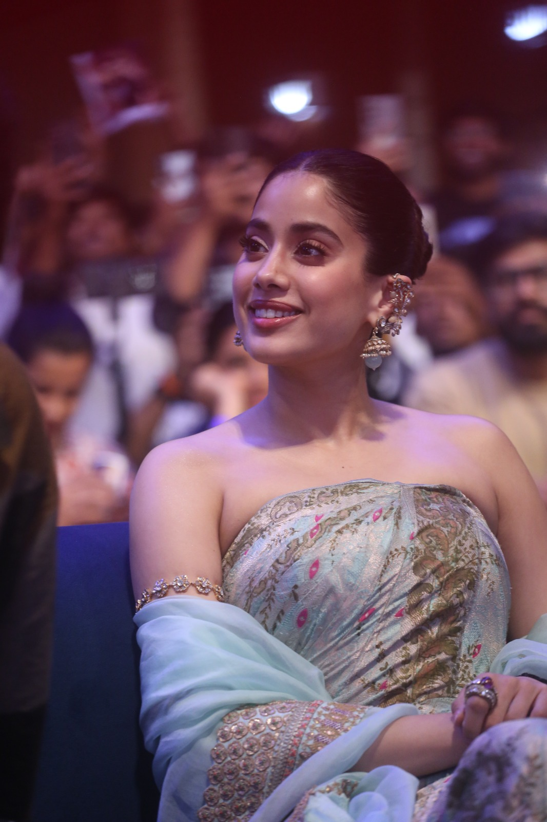 janhvi kapoor stunning look at Peddi press meet at bangalore