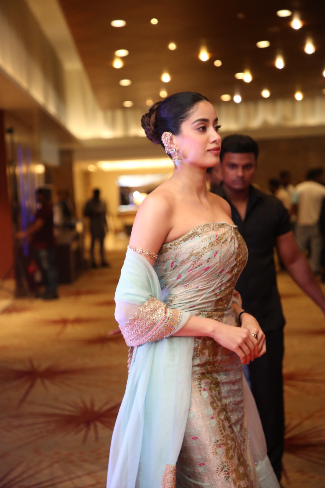 janhvi kapoor stunning look at Peddi press meet at bangalore