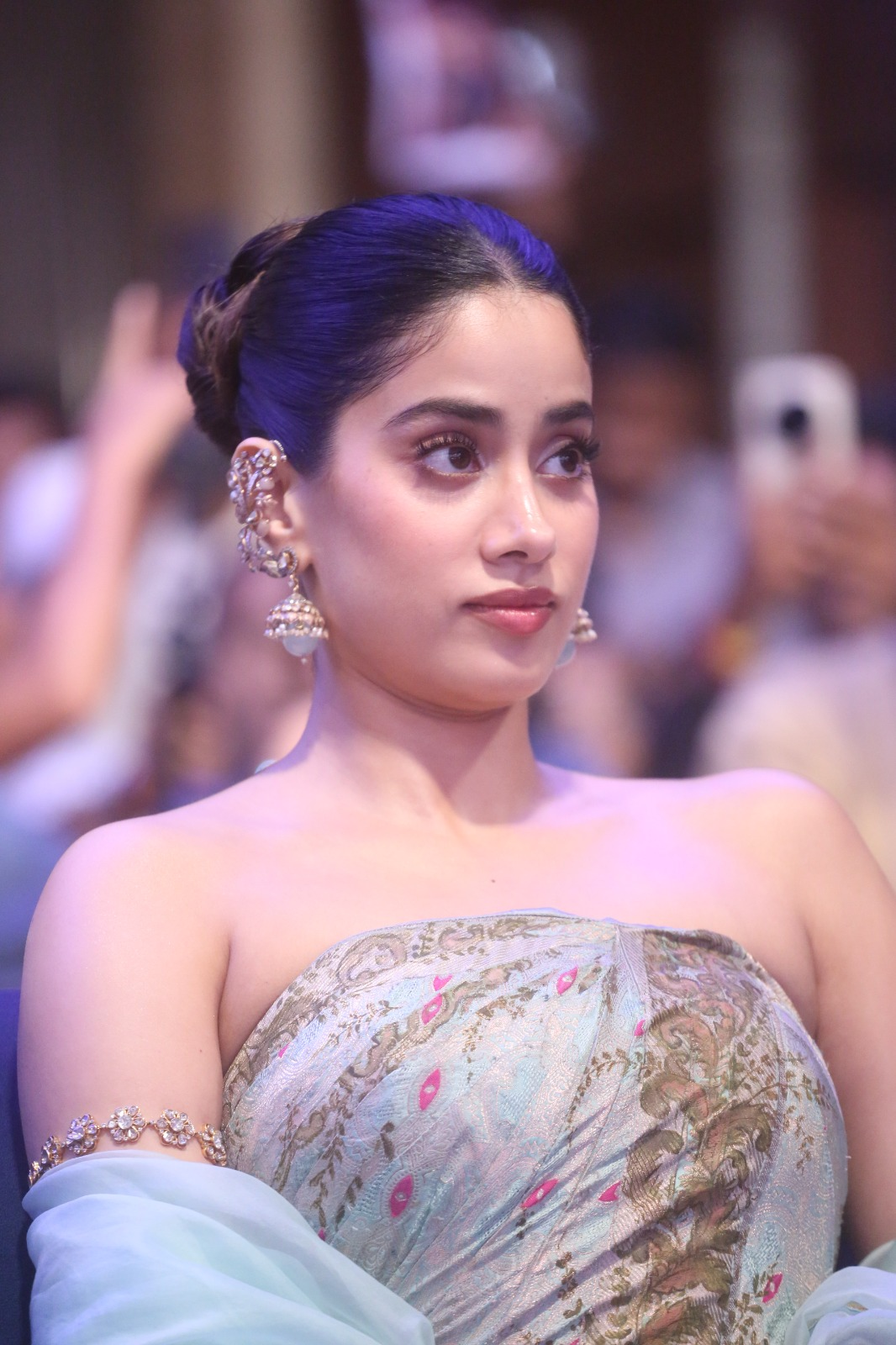 janhvi kapoor stunning look at Peddi press meet at bangalore