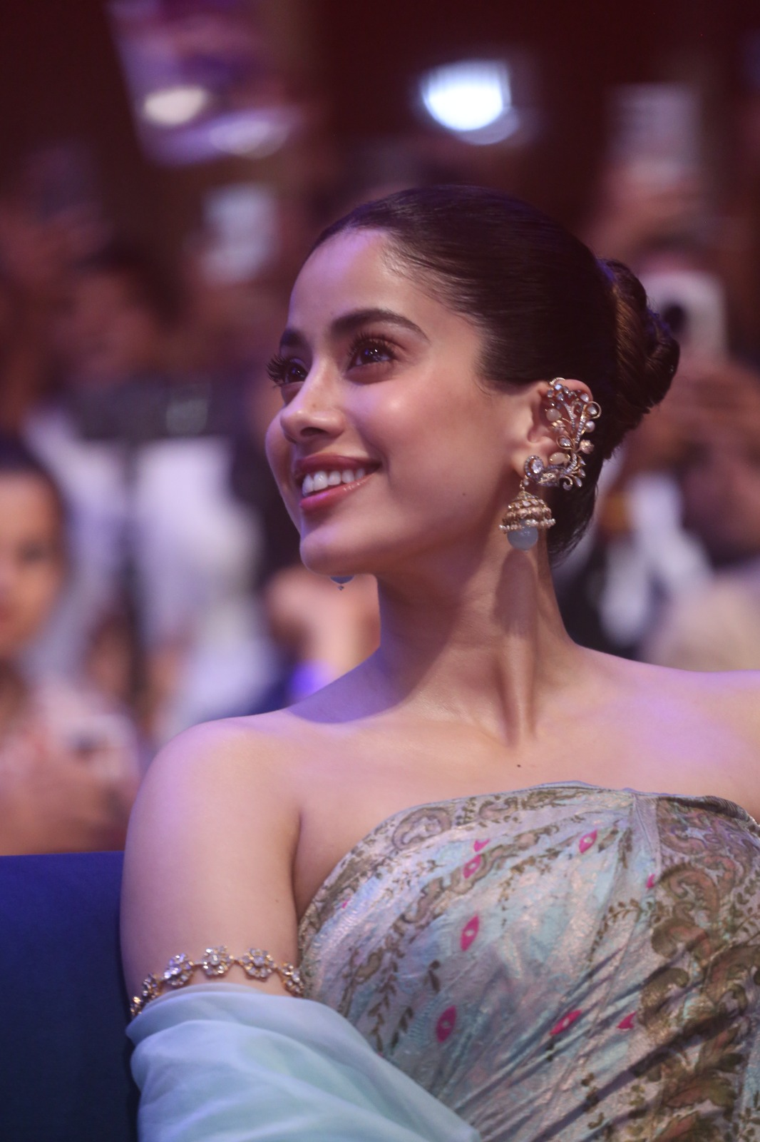 janhvi kapoor stunning look at Peddi press meet at bangalore