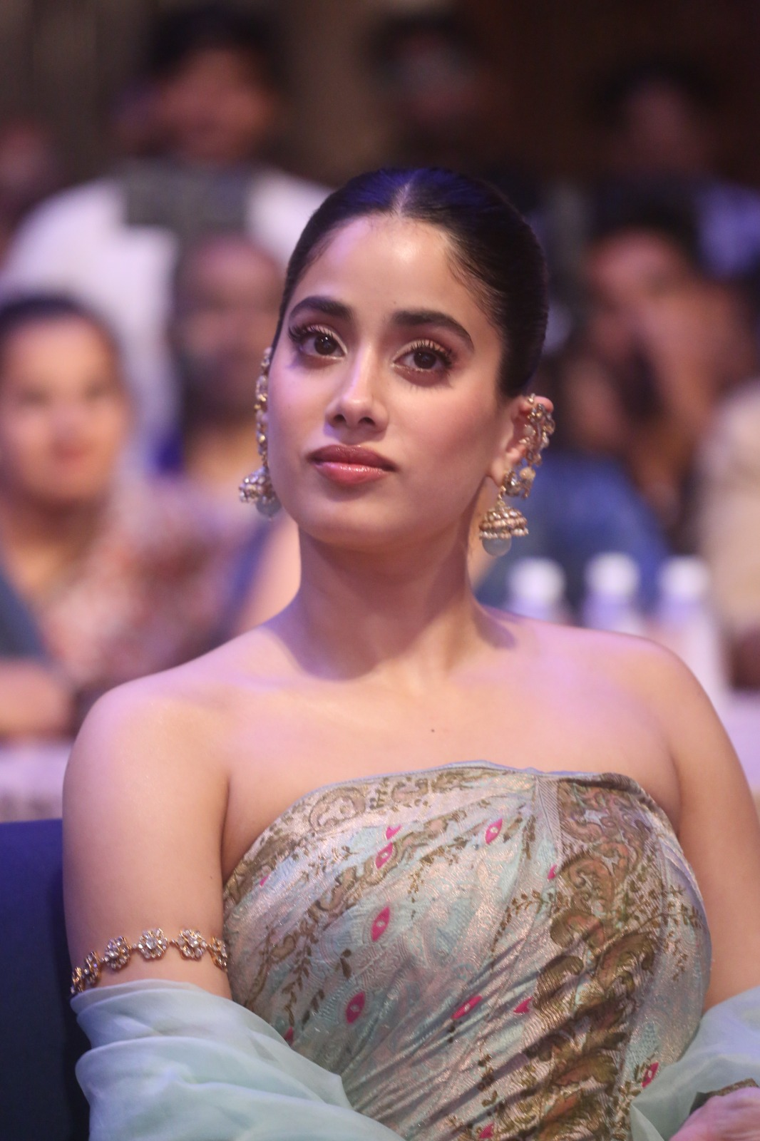 janhvi kapoor stunning look at Peddi press meet at bangalore