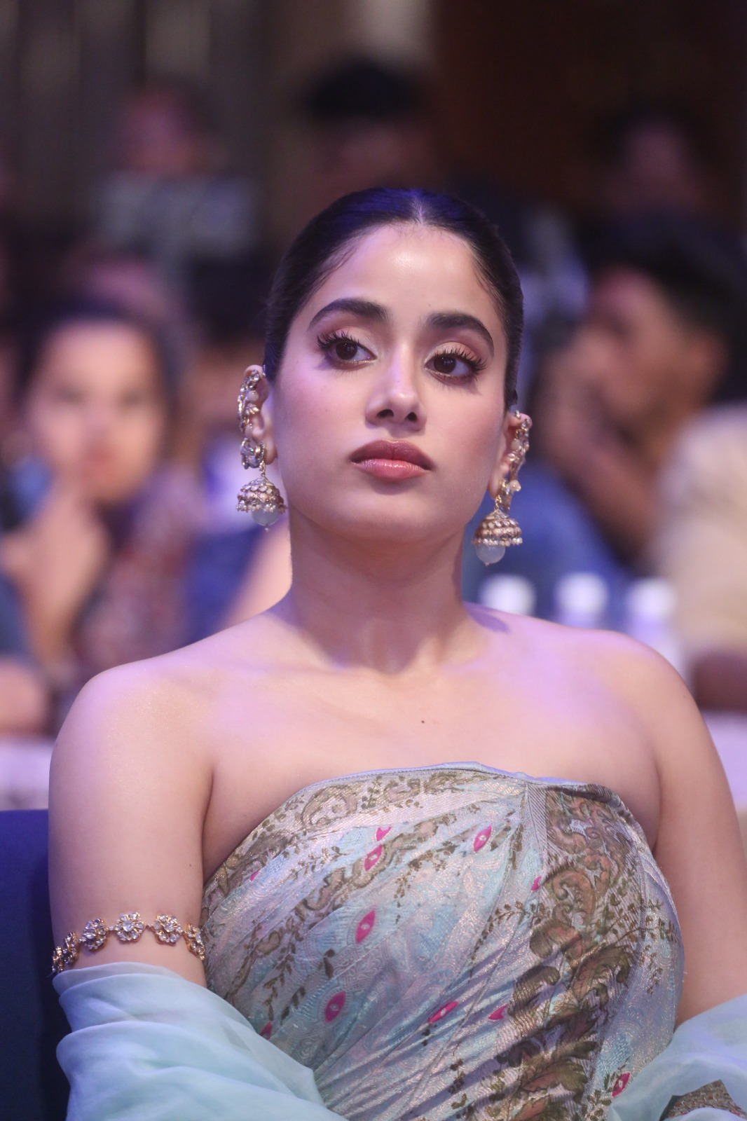 janhvi kapoor stunning look at Peddi press meet at bangalore
