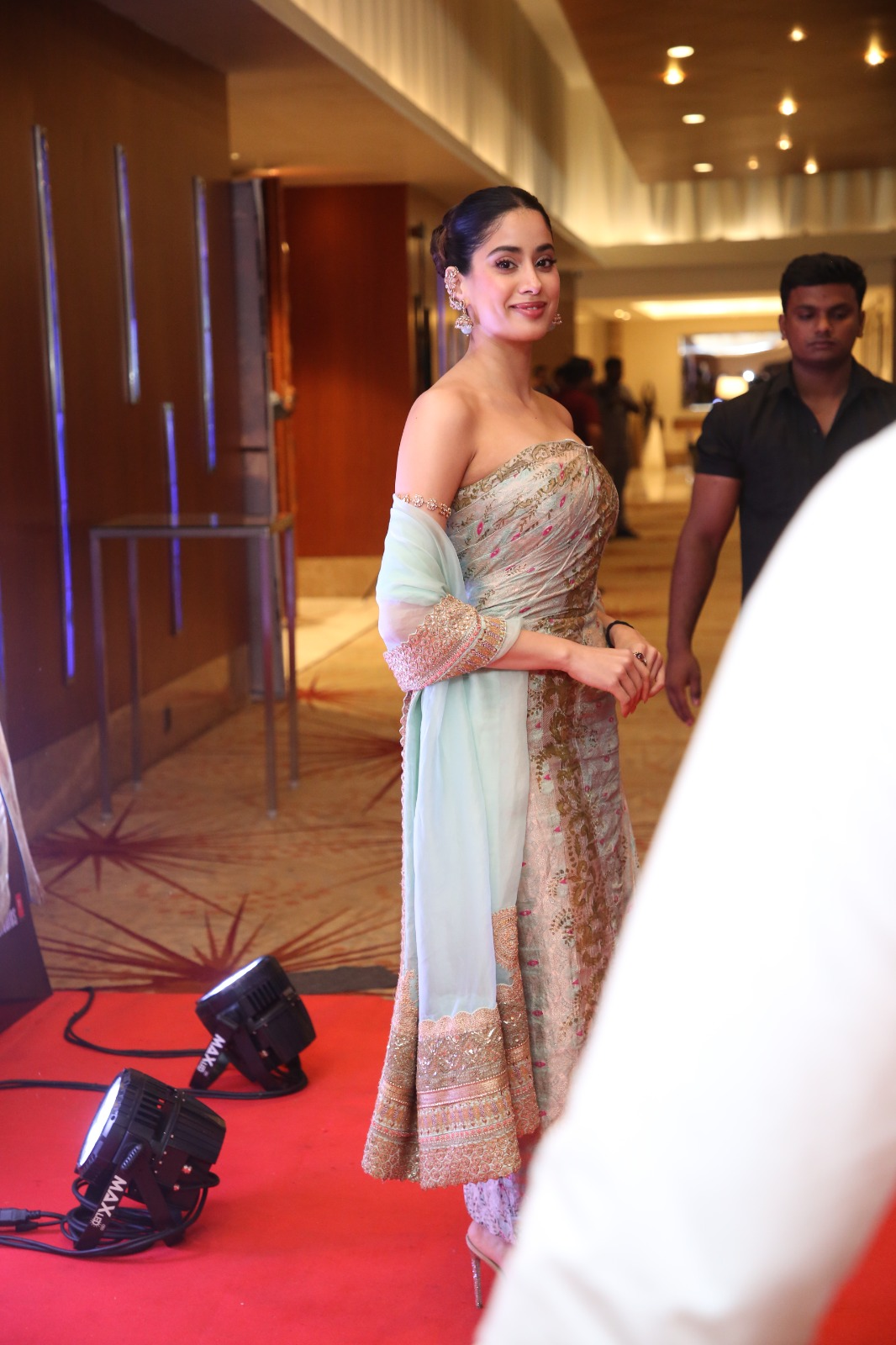 janhvi kapoor stunning look at Peddi press meet at bangalore