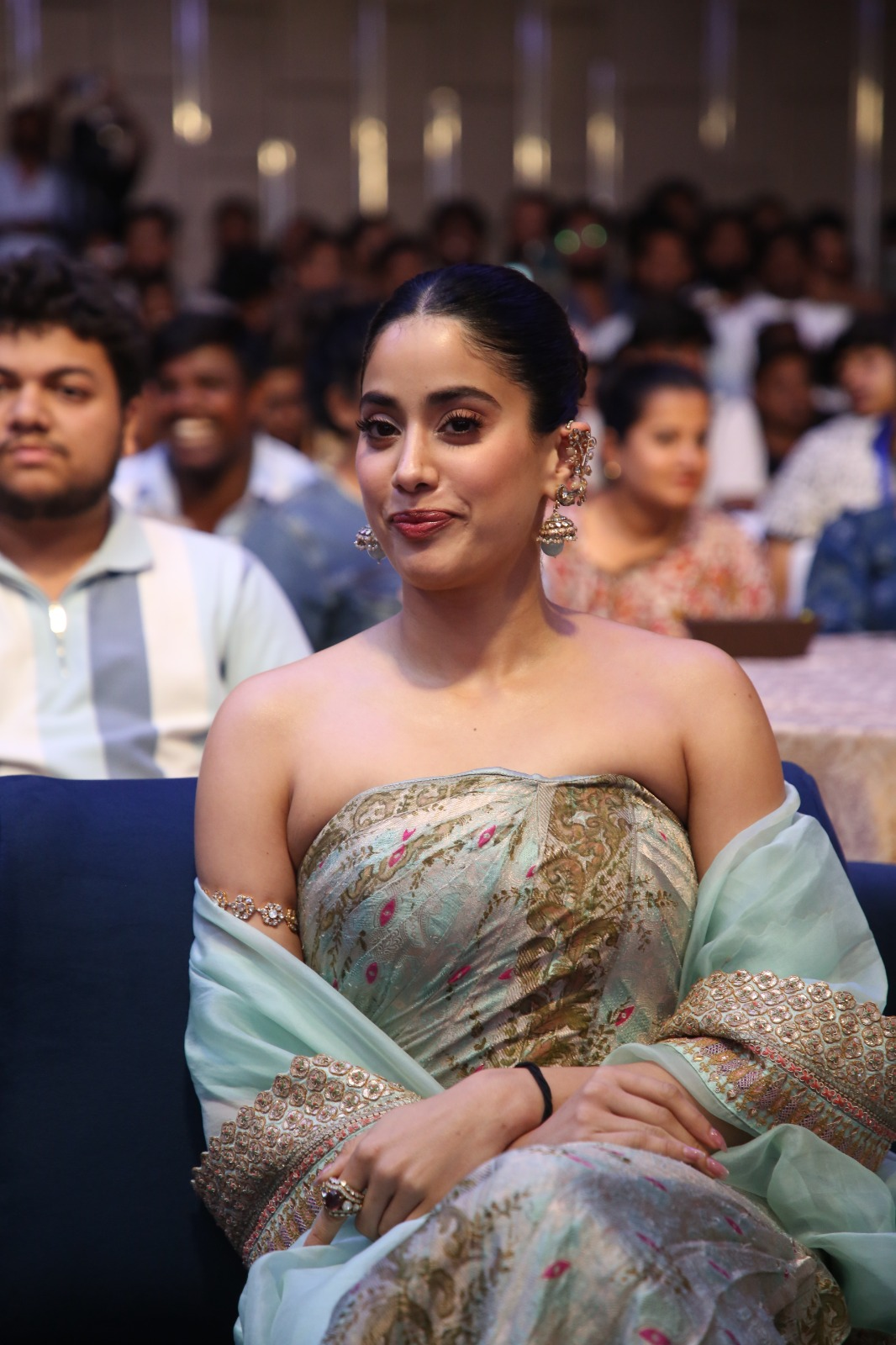 janhvi kapoor stunning look at Peddi press meet at bangalore