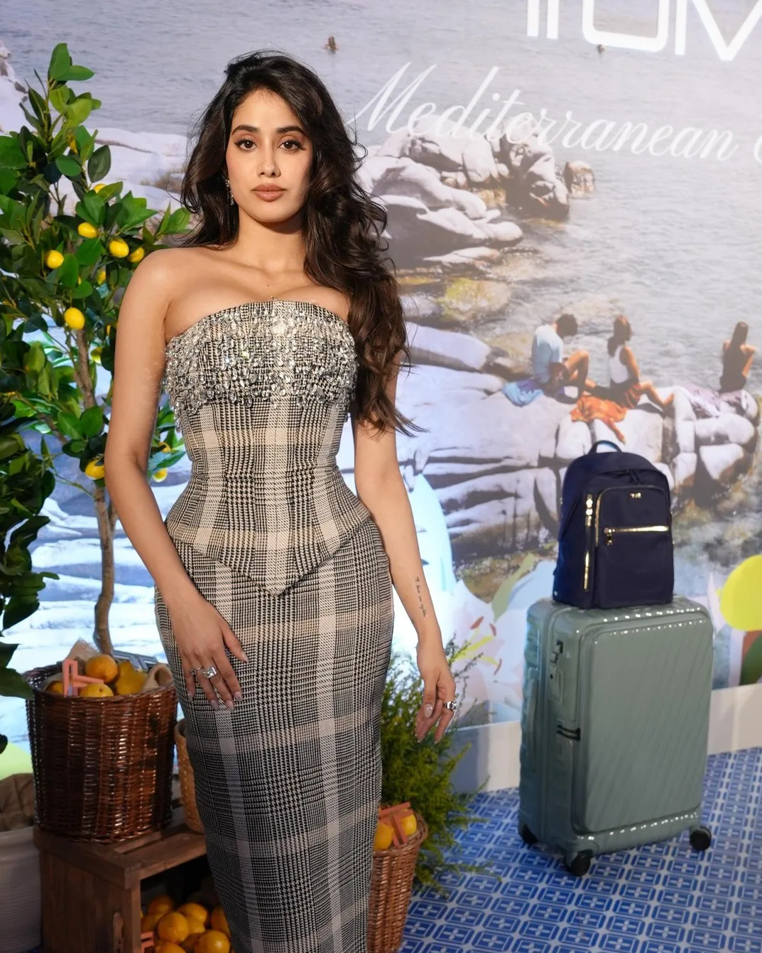 janhvi kapoor stunning looks goes viral on social media