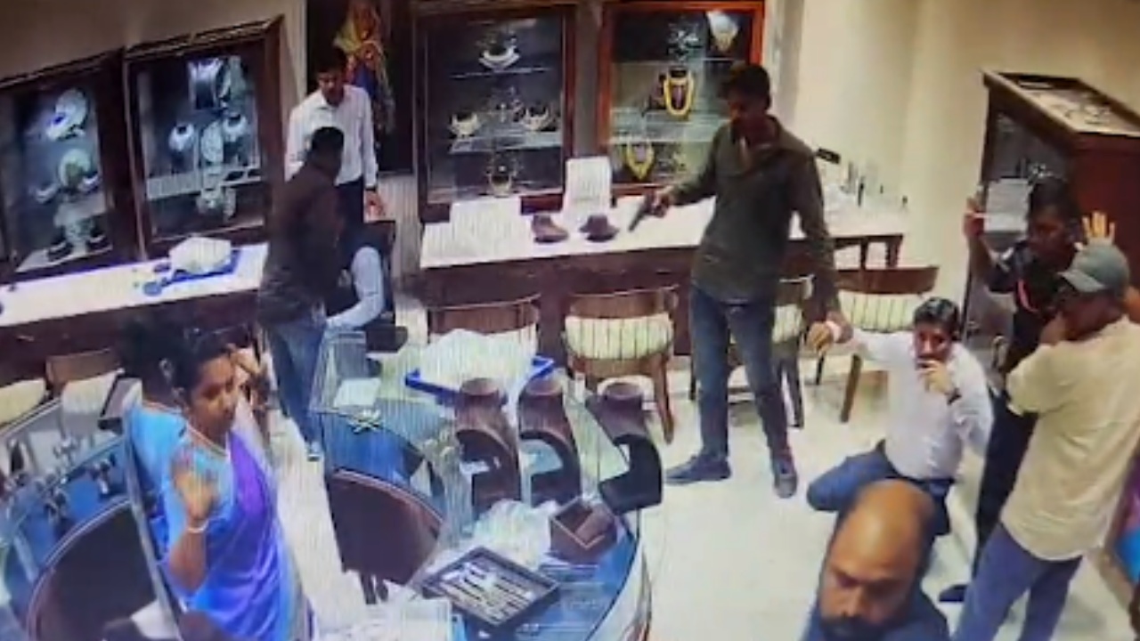 karimnagar Jewellery robbery case : కరీంనగర్ జ్యువెల్లరీ షాపులో చోరీ వారిపనే.. నిర్ధారణకు వచ్చిన పోలీసులు..