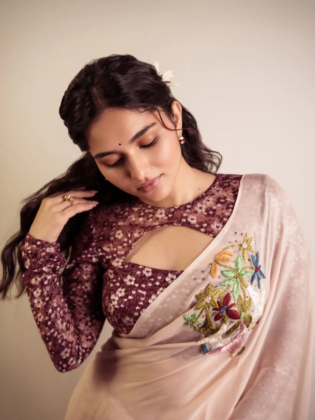 kayadu lohar stunning looks in saree goes viral on social media