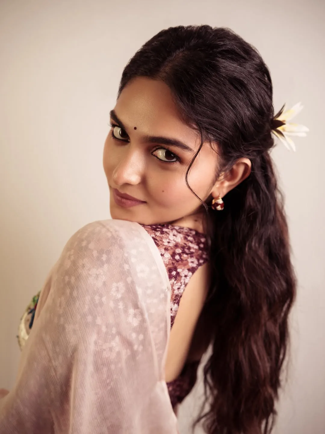 kayadu lohar stunning looks in saree goes viral on social media