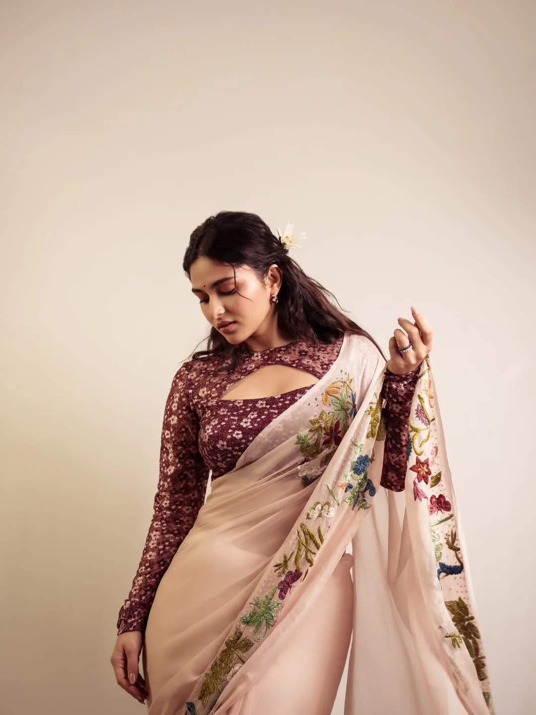 kayadu lohar stunning looks in saree goes viral on social media