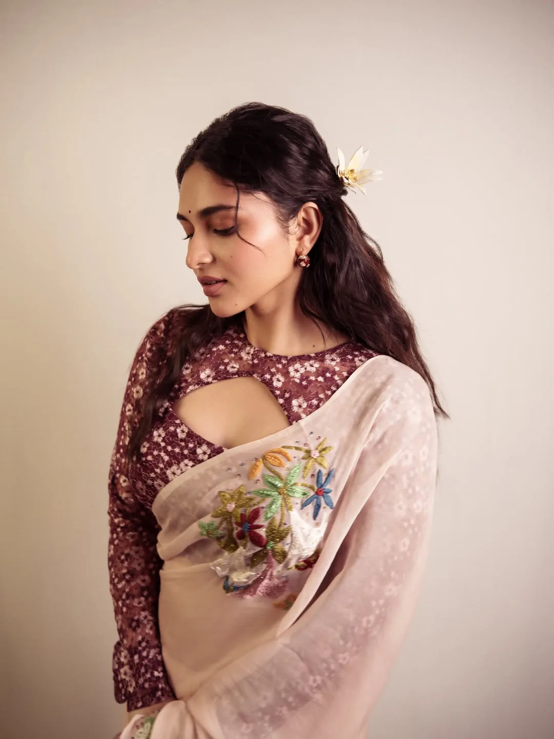 kayadu lohar stunning looks in saree goes viral on social media