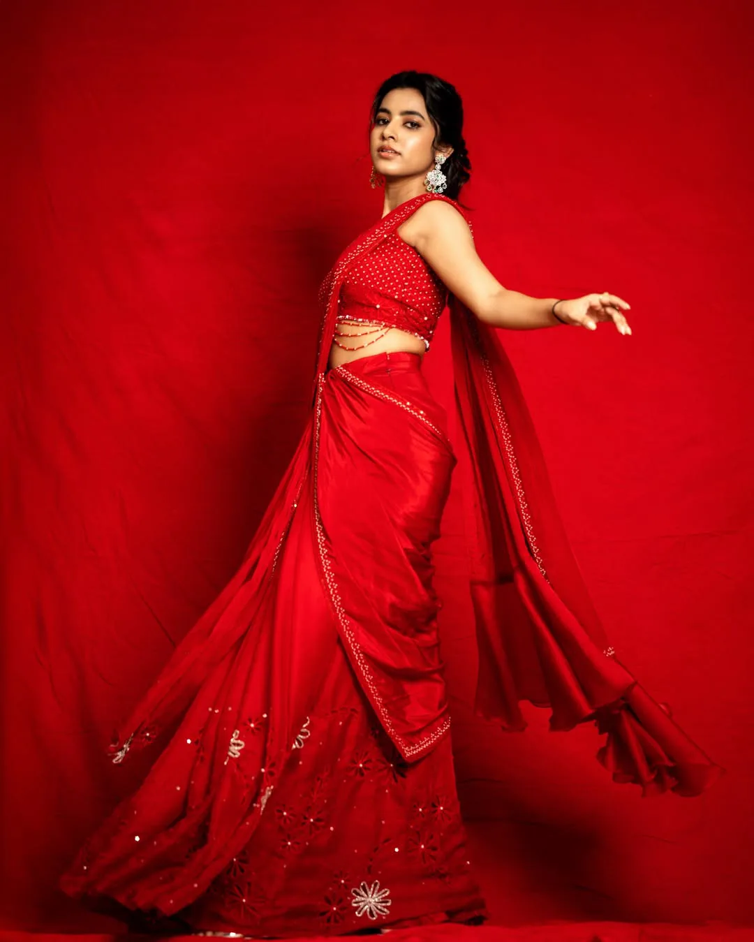 little hearts heroine shivani nagaram stunning looks in saree