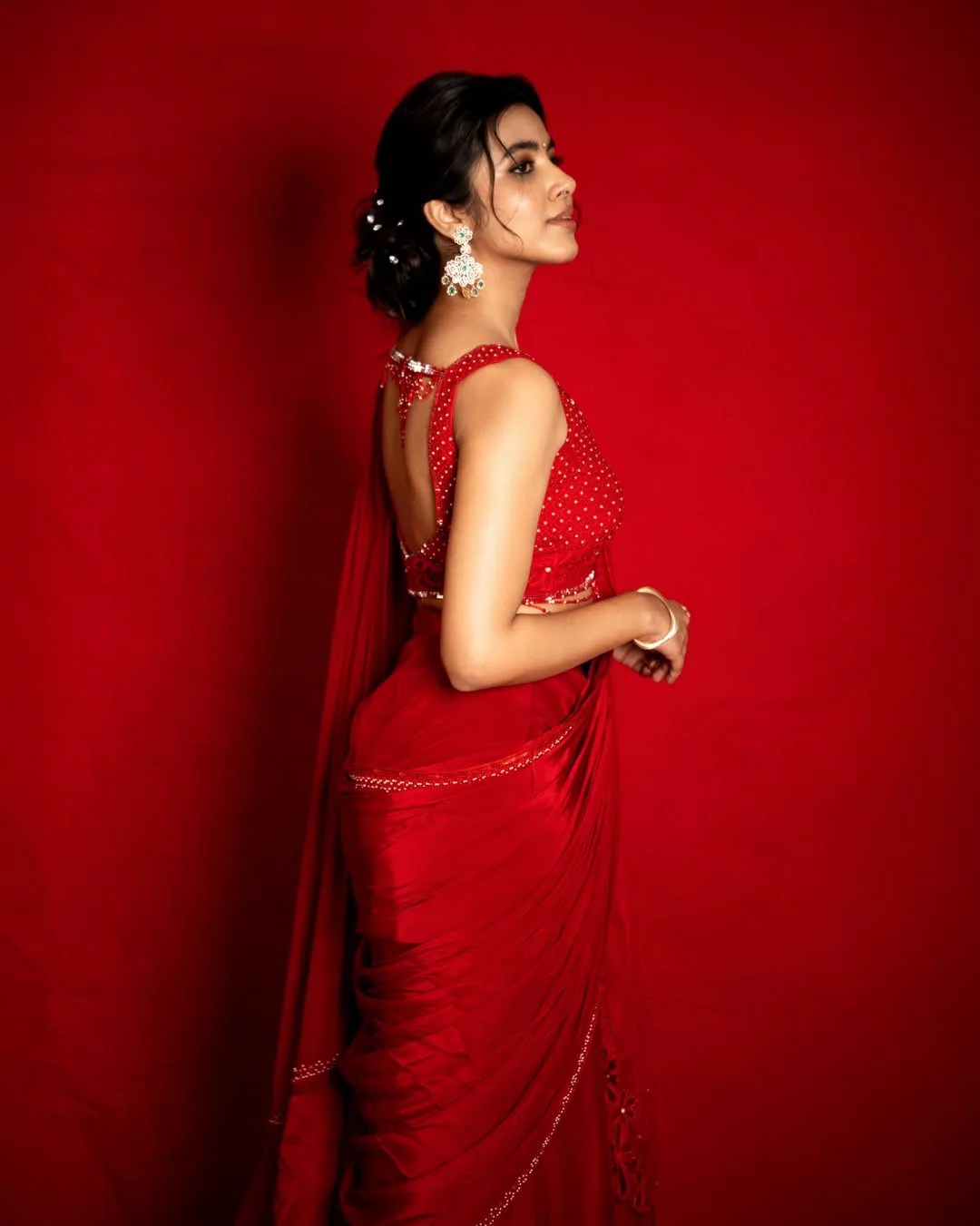 little hearts heroine shivani nagaram stunning looks in saree