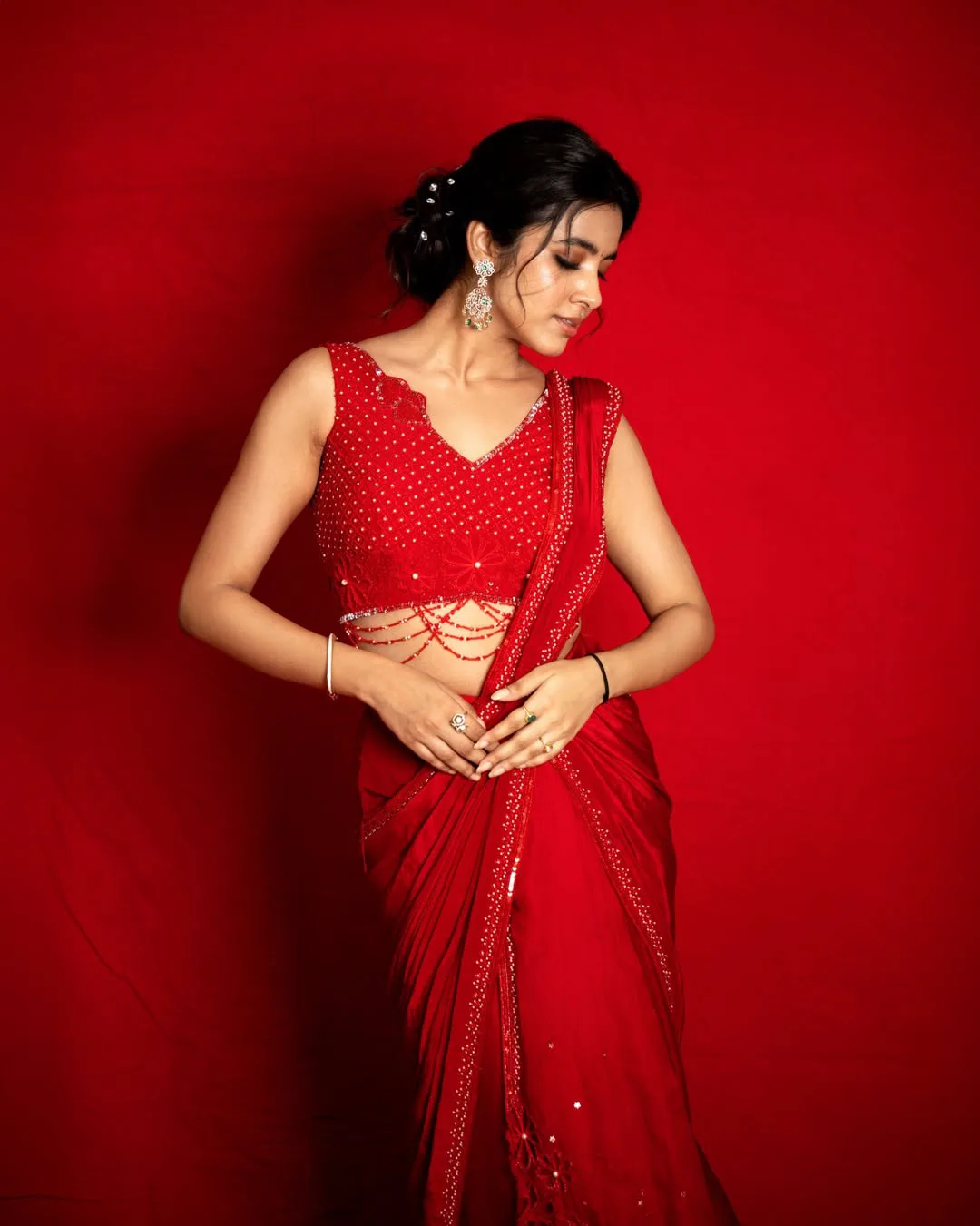 little hearts heroine shivani nagaram stunning looks in saree