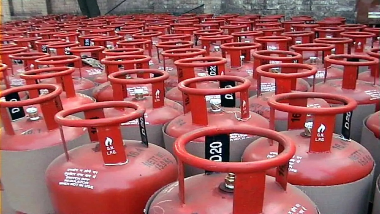 LPG Gas Price Hike : కేంద్రం సంచలన నిర్ణయం.. వినియోగదారులకు మరో షాక్.. LPG సిలిండర్ ధరల పెంపు.. రూ.50 వరకు..!