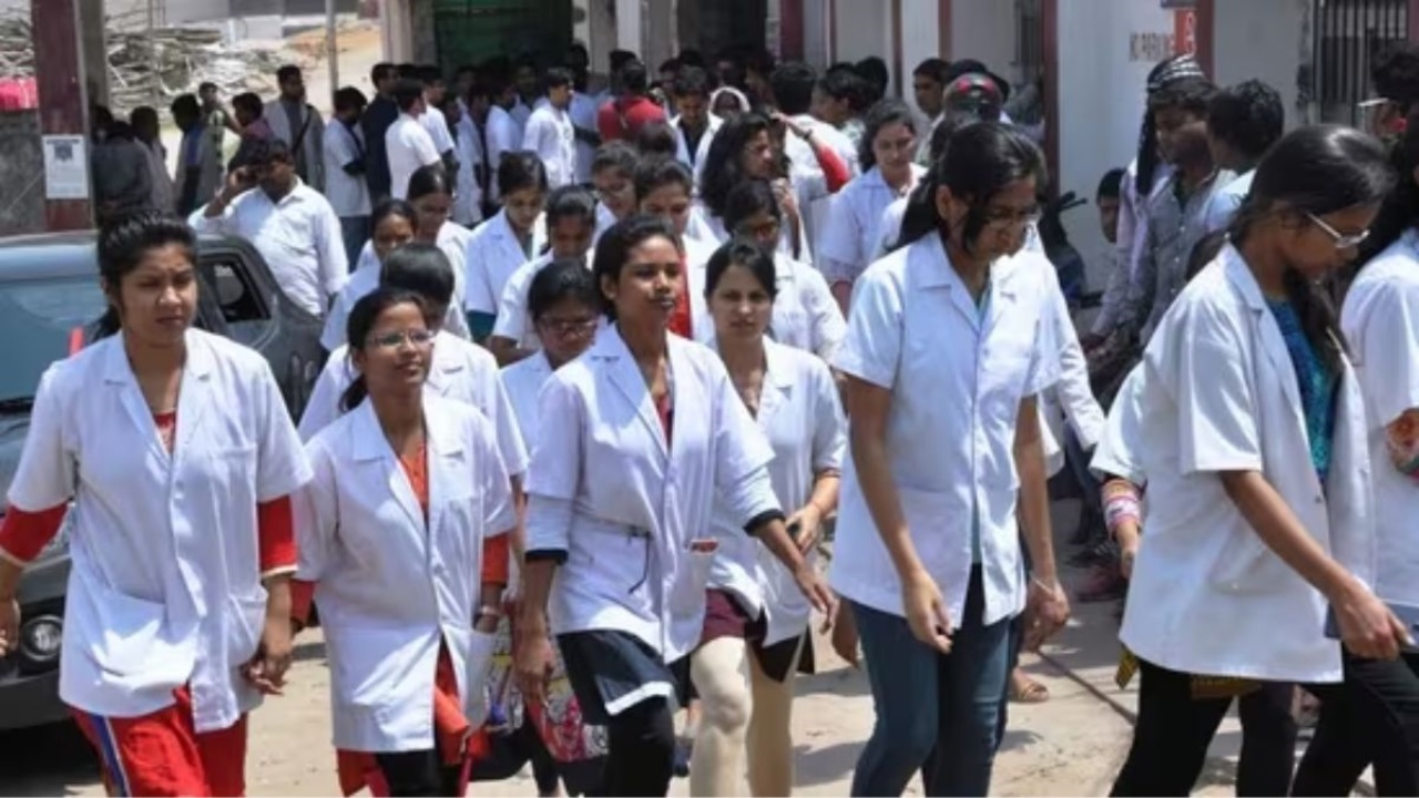 ESIC MBBS Seats 2026 : ఆ విద్యార్థులకు బంపరాఫర్.. MBBS ఫీజు ఏడాదికి రూ.24 వేలు మాత్రమే.. అస్సలు మిస్ చేసుకోకండి..