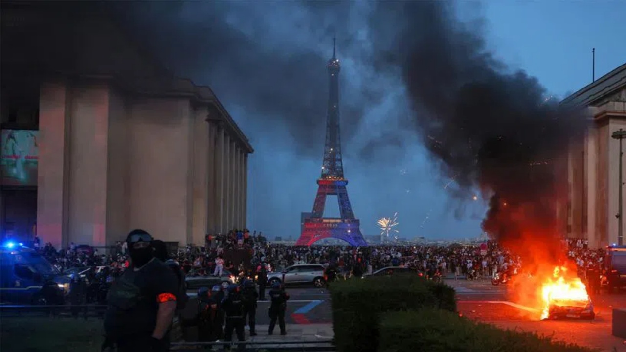 Paris : పారిస్ లో హింస.. ఈఫిల్ టవర్ వద్ద తగలబడుతున్న వాహనాలు..