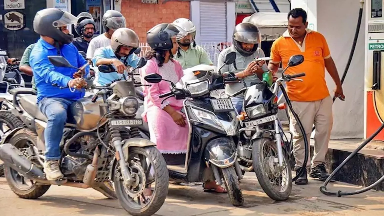 Petrol Diesel Price Hike : పెట్రో బాంబ్.. మరోసారి పెరిగిన పెట్రోల్, డీజిల్ ధర.. లీటర్ మీద ఎంత పెరిగిందంటే..
