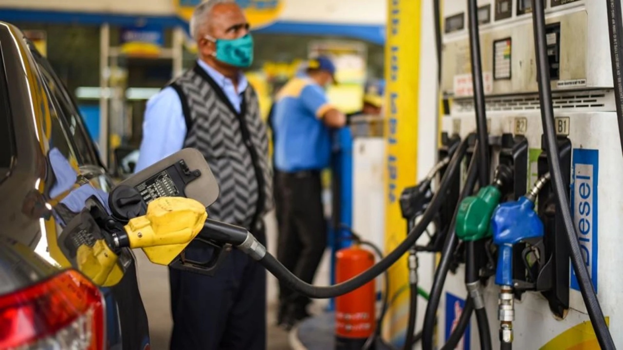 Petrol Diesel Price: పెట్రోల్, డీజిల్ ధరలపై బాంబు పేల్చిన కేంద్రం.. ఏకంగా..