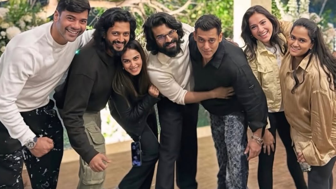 Ram Charan : ముంబైలో రామ్ చరణ్.. జెనీలియా, సల్మాన్ తో స్పెషల్ పార్టీ.. గ్రూప్ ఫోటో వైరల్..