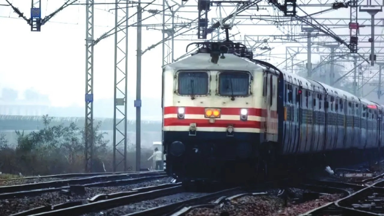 RRB Technician Jobs 2026 : రైల్వే ఉద్యోగాల కోసం చూసేవారికి శుభవార్త.. 6,565 ఖాళీలు.. పదో తరగతి పాస్ అయితే చాలు