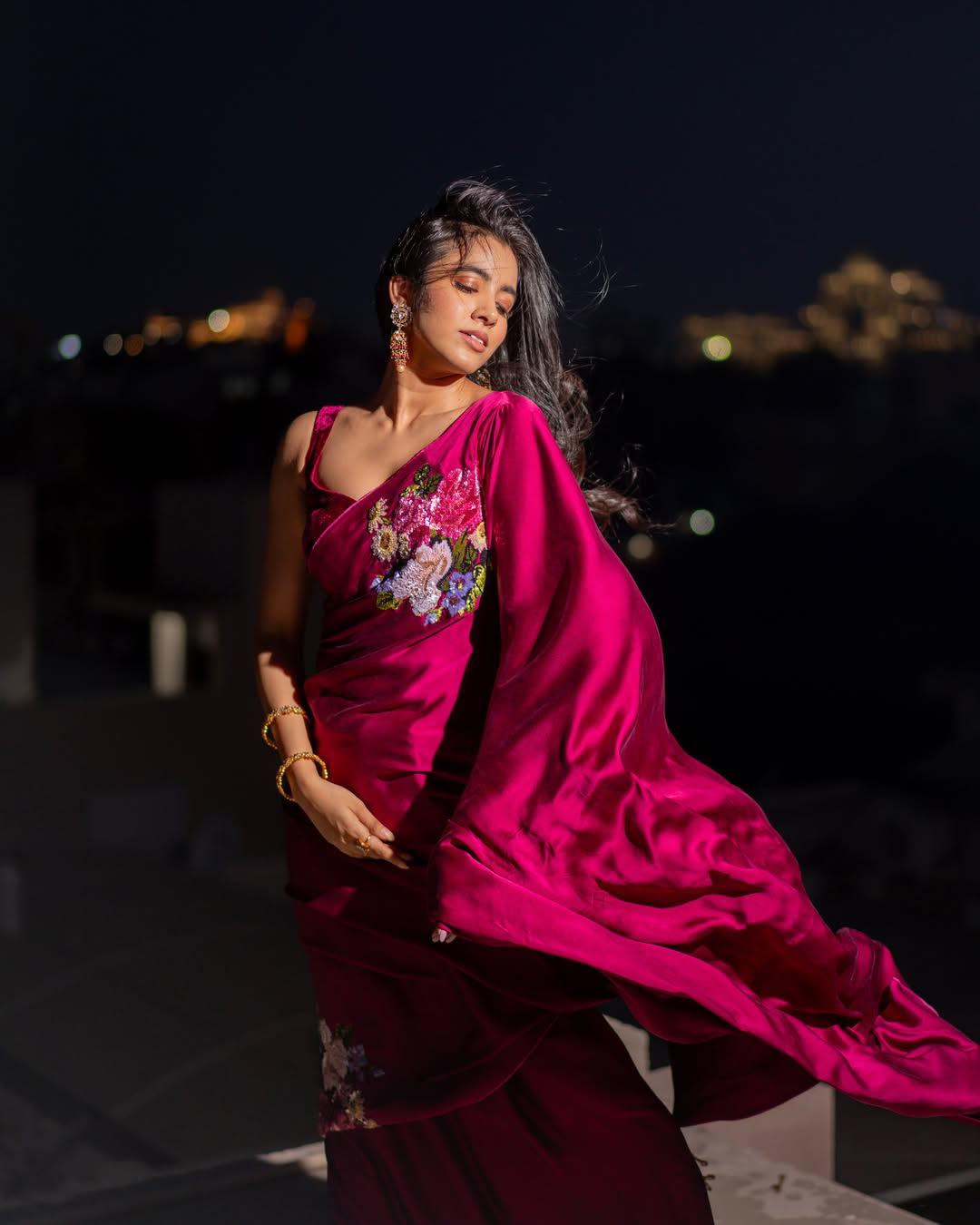 shivani nagaram stunning looks in saree