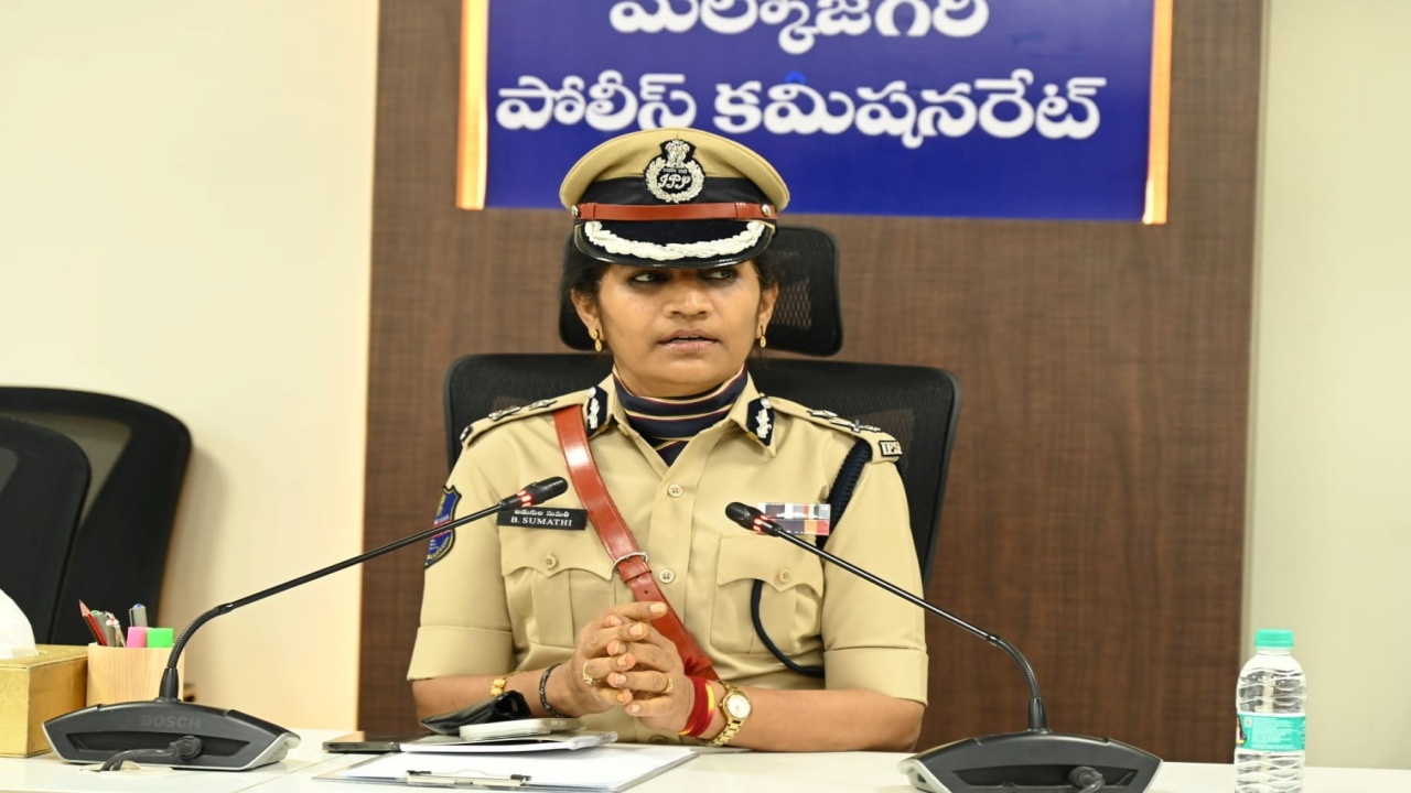 Hyderabad CP Sumathi : అర్ధరాత్రి మహిళా పోలీస్ కమిషనర్ సంచలన ఆపరేషన్.. 40 మంది పోకిరీలు చుట్టుముట్టి.. పత్తాలేని పెట్రోలింగ్ పోలీసులు