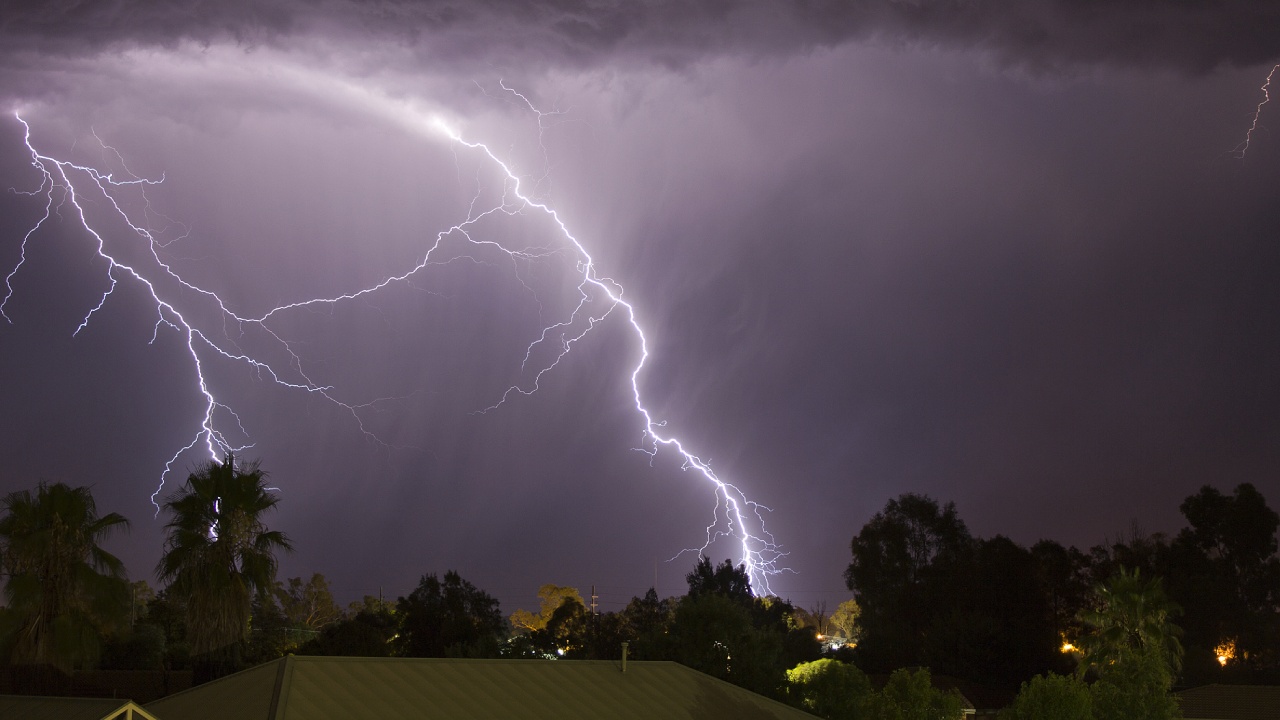 AP Rains : ఏపీలోని ఈ జిల్లాల్లో నేడు భీకర గాలులు.. పిడుగులతో కూడిన వర్షం.. అప్రమత్తంగా ఉండాలంటూ హెచ్చరికలు..