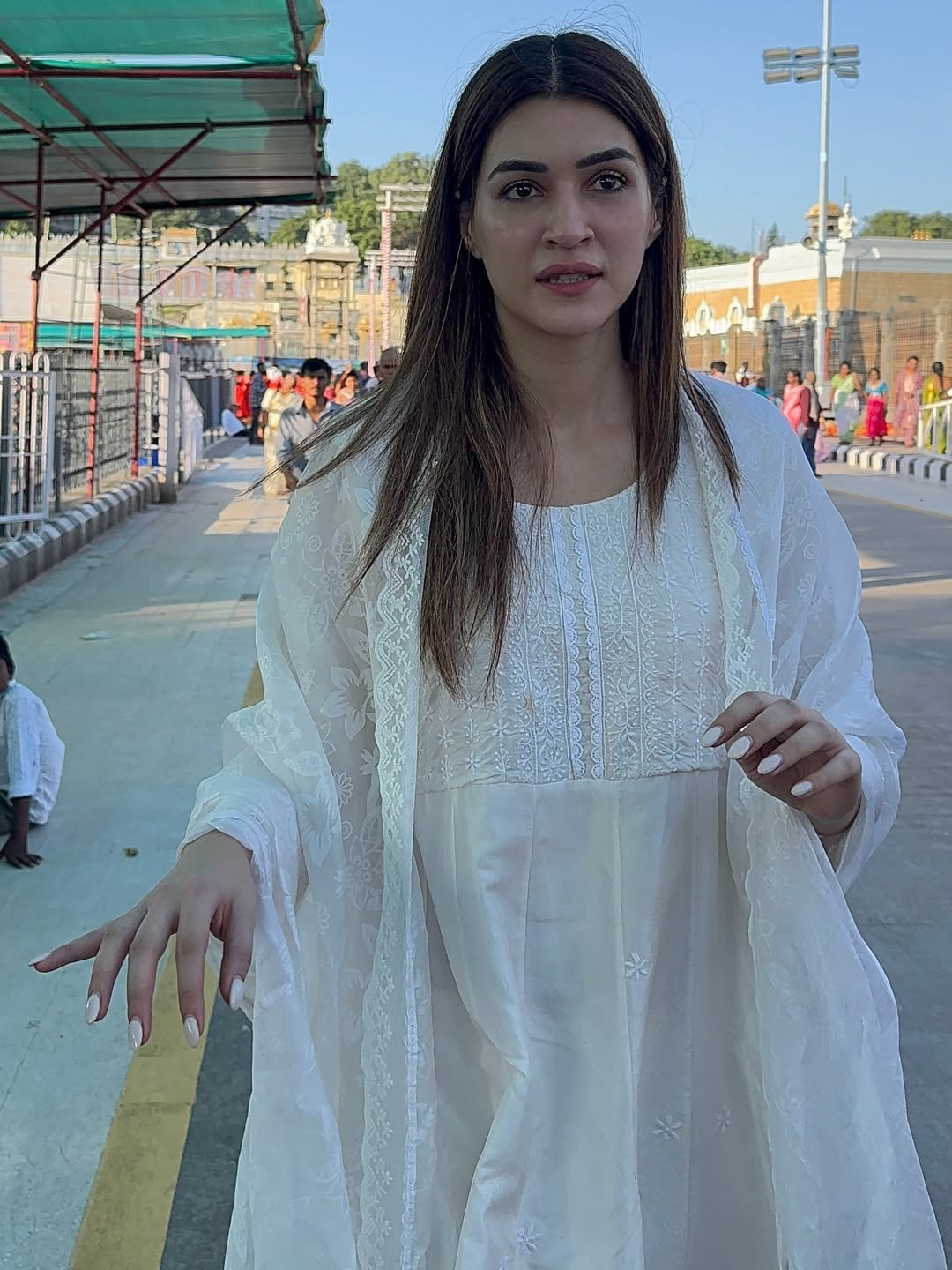Adipurush Movie Heroine Kriti Sanon Visits Tirumala Venkateswara temple