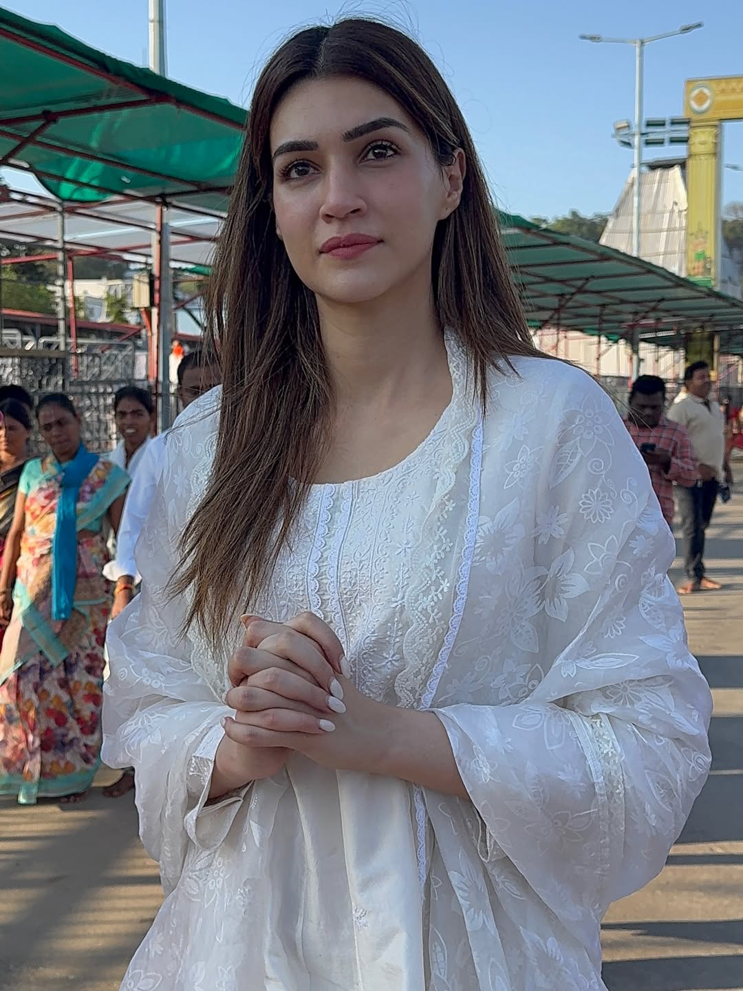 Adipurush Movie Heroine Kriti Sanon Visits Tirumala Venkateswara temple