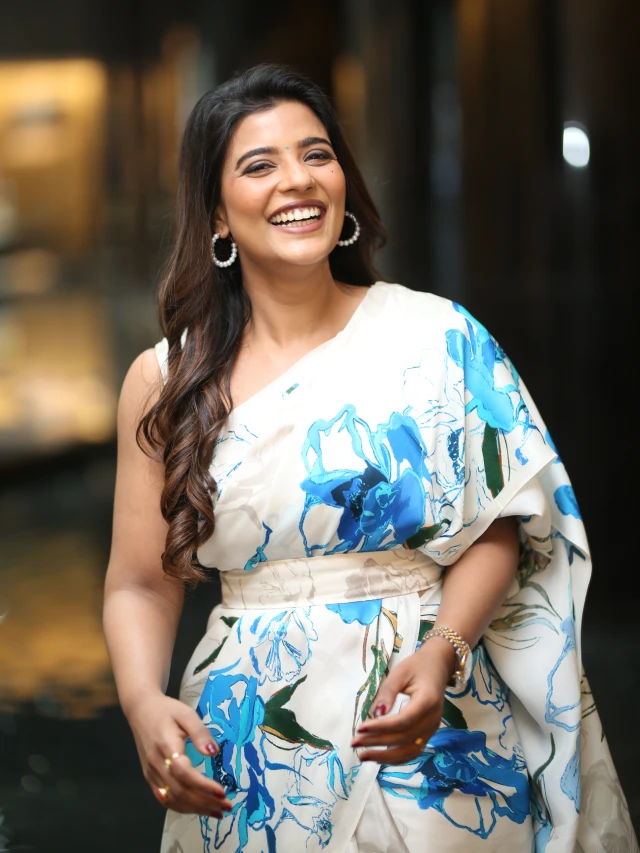 Aishwarya Rajesh Cute Looks in Saree